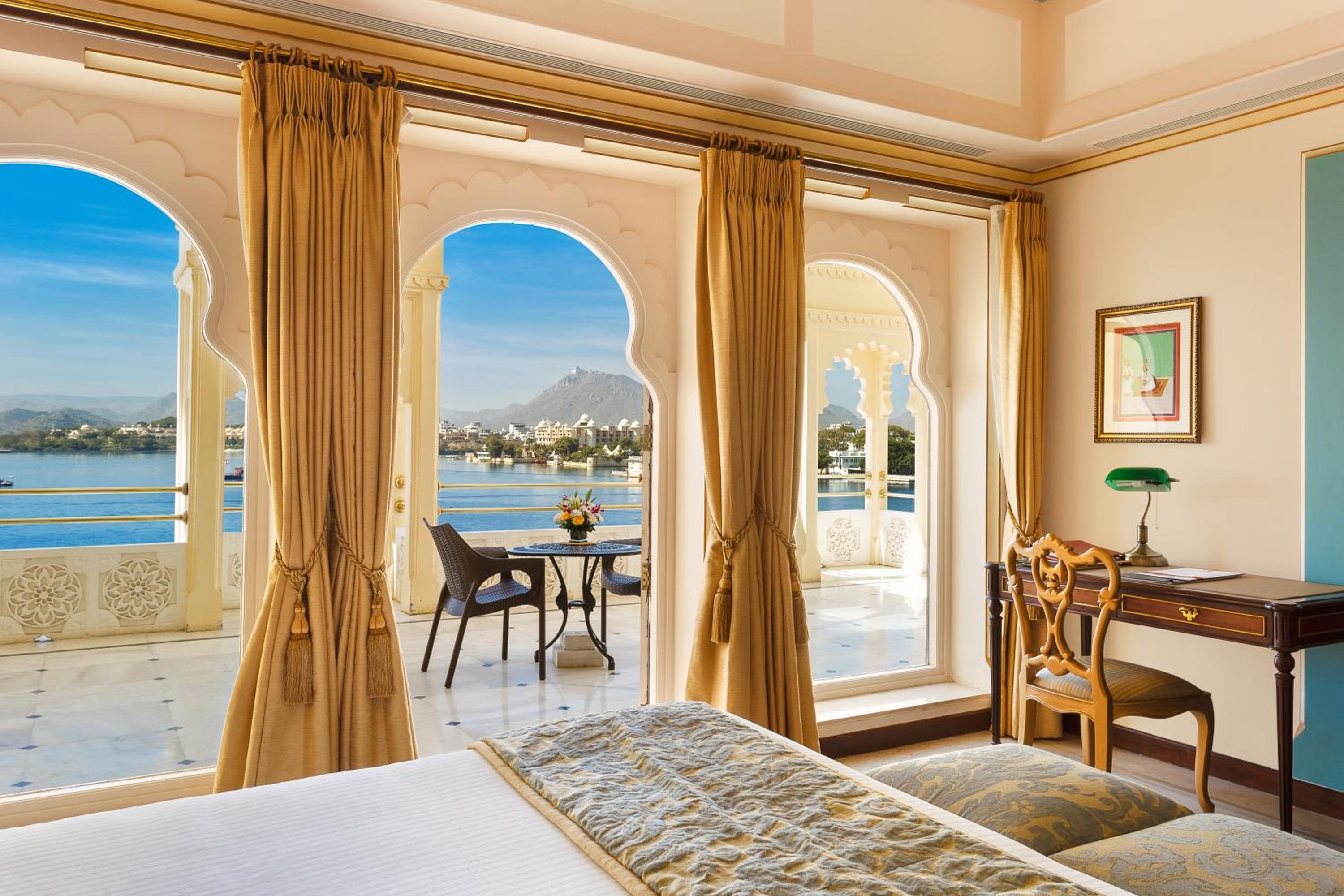 Luxury Suite Lake View with Sitout