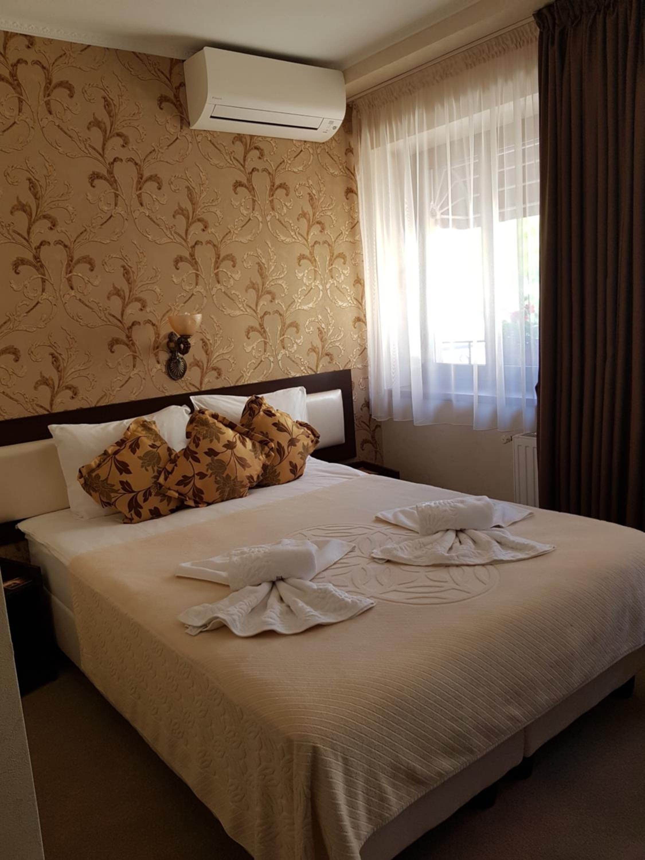 Standard Double Room - Photo 13