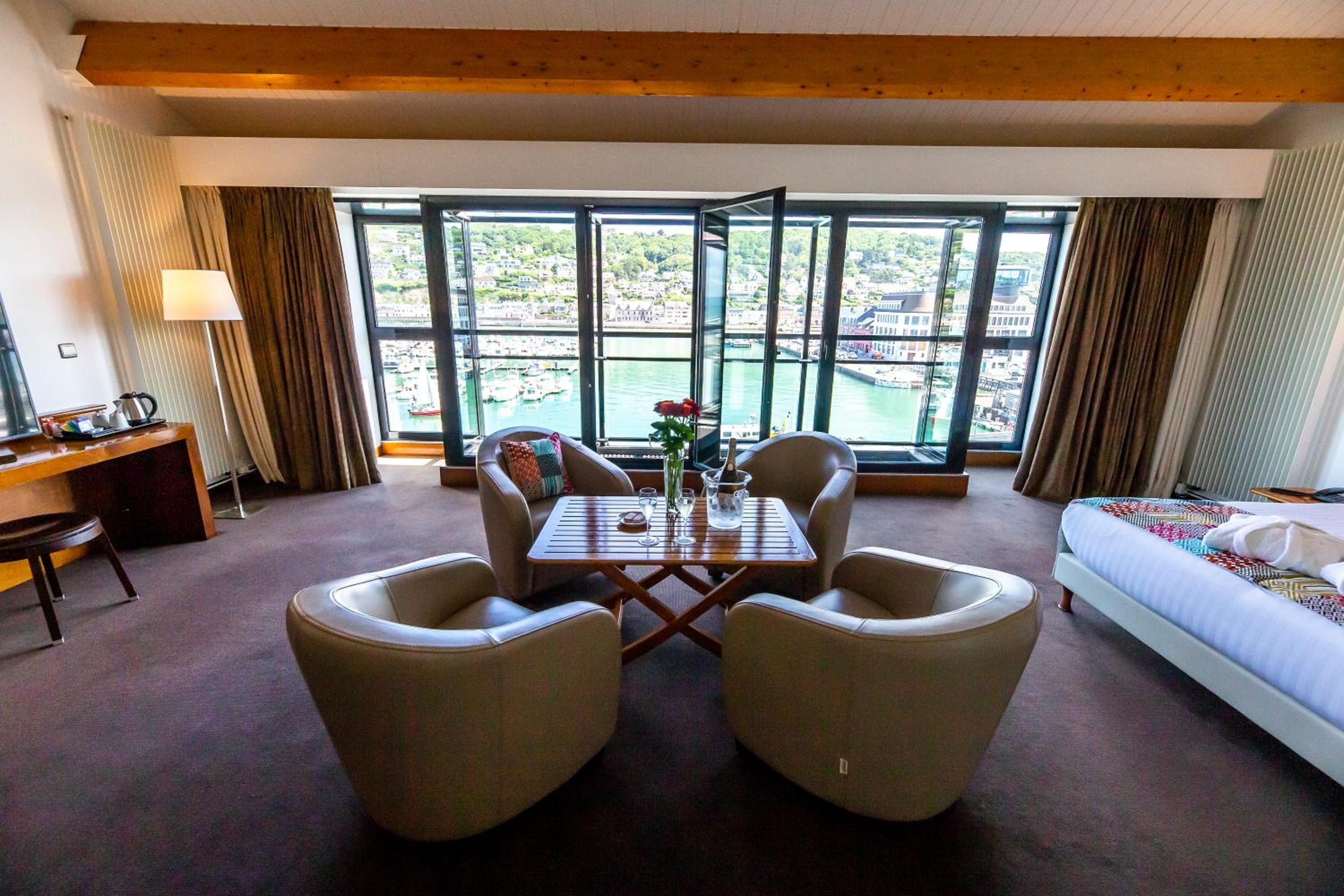 Deluxe Suite with Sea View photo 2