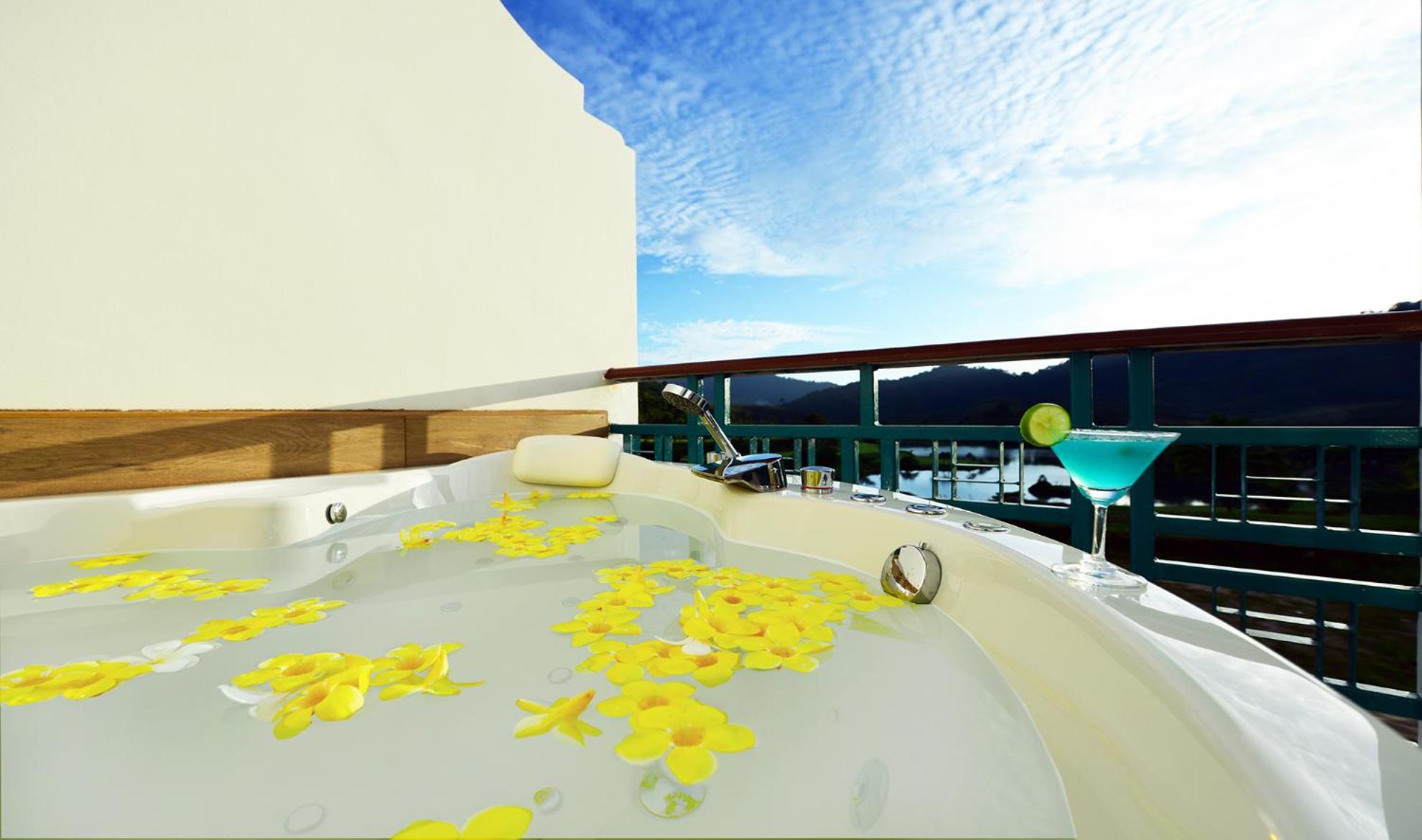 The Valley Deluxe  Golf View Room photo 2