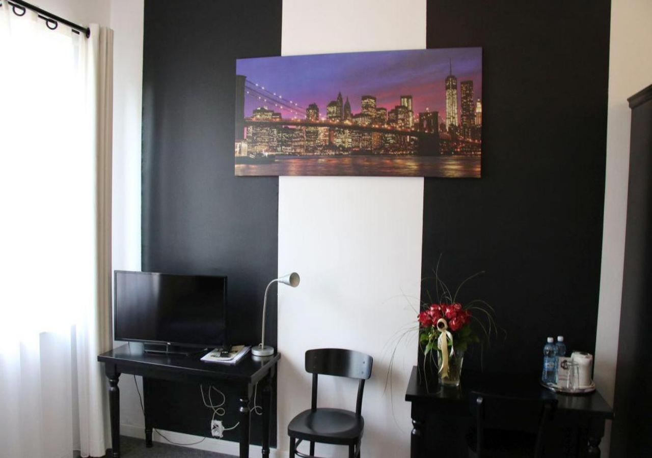 Twin Room - Photo 12