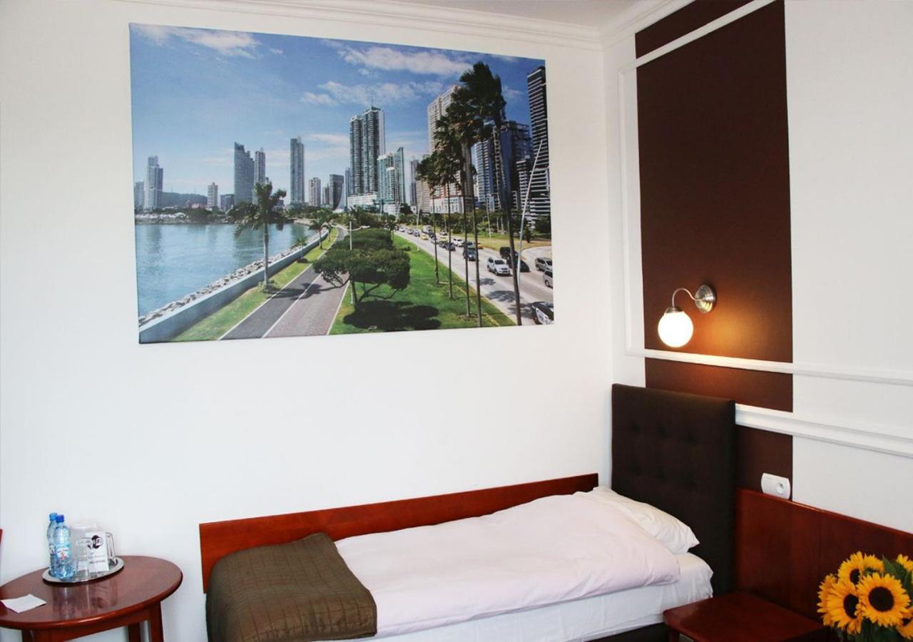 Twin Room - Photo 9