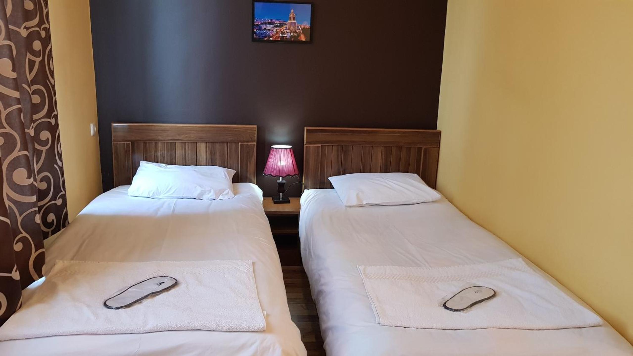 Small Twin Room - Photo 3