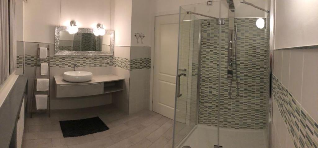 Double Room with Lake View - Photo 7