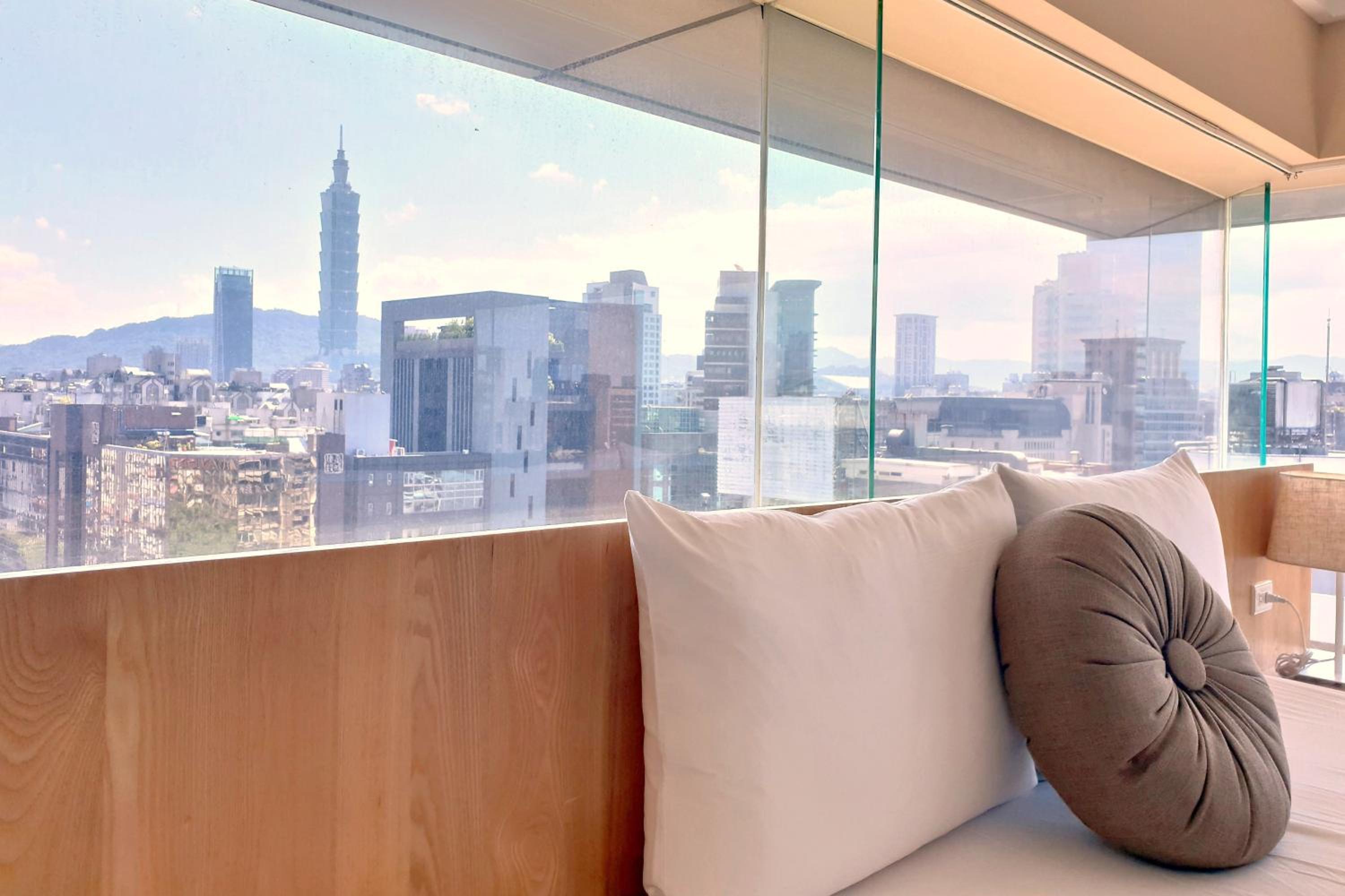 Deluxe Double Room with Full Taipei 101 View photo 3