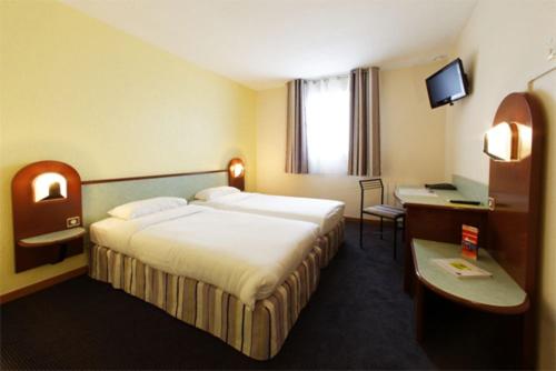 Standard Twin Room - Photo 4