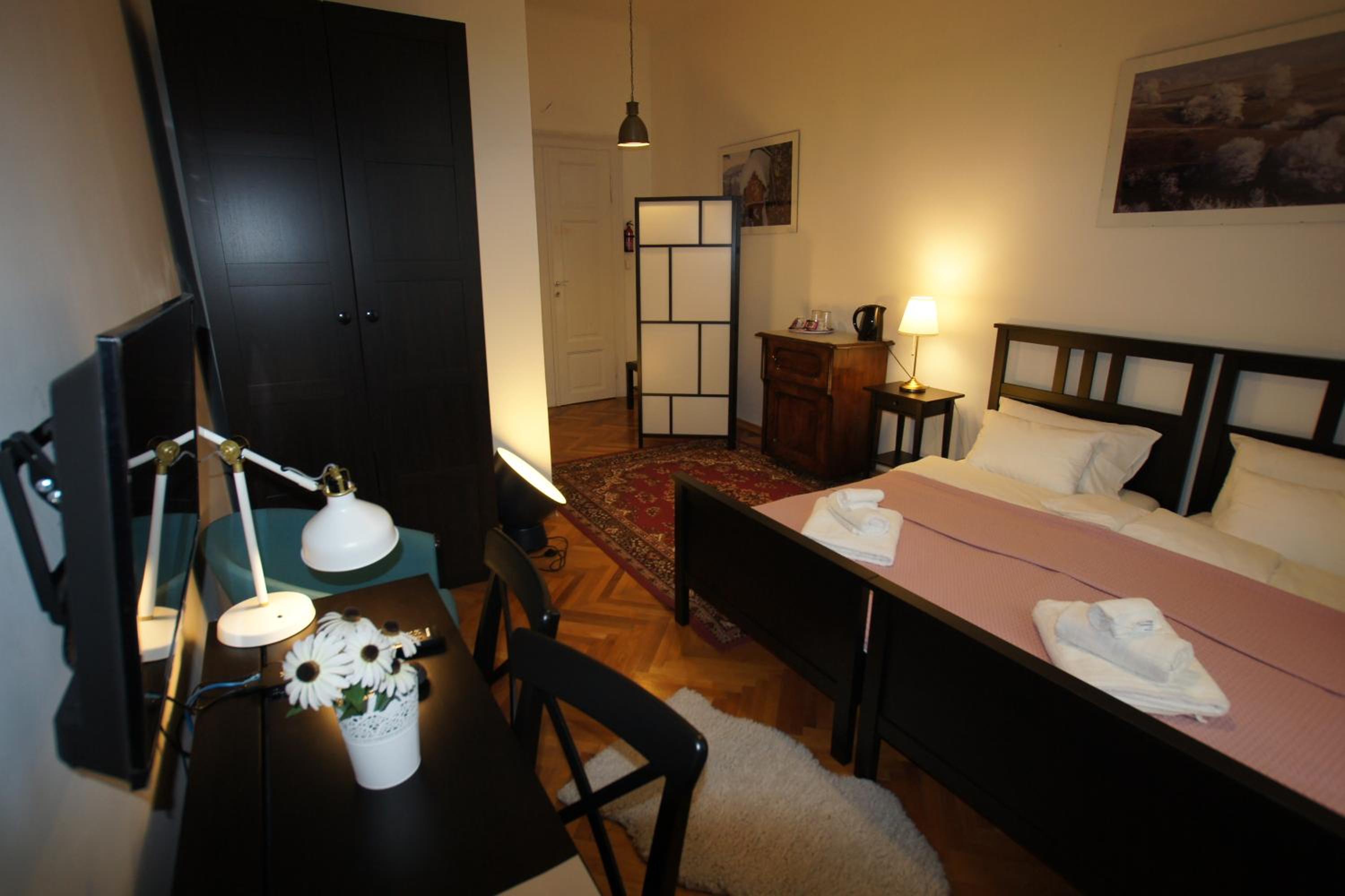 Twin Room with Private Bathroom - Photo 5