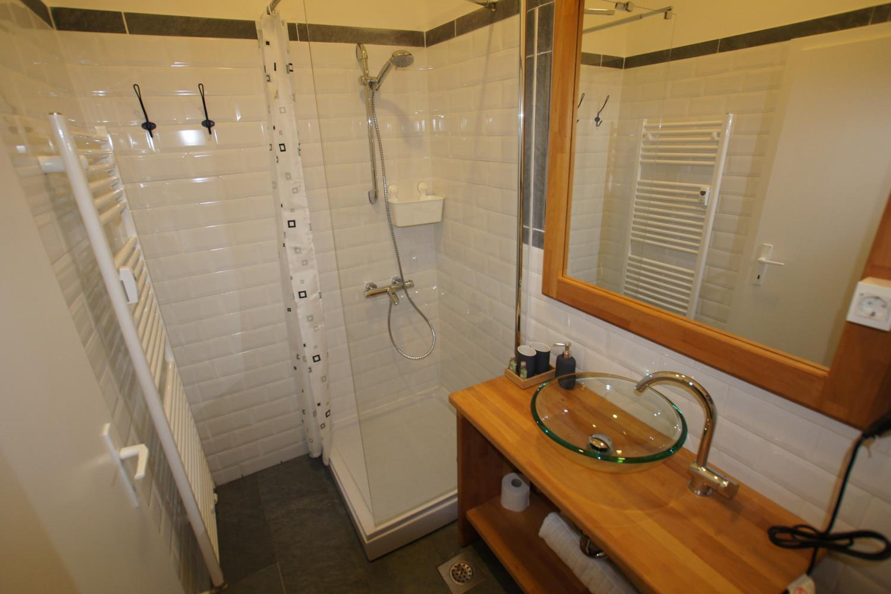 Twin Room with Private Bathroom - Photo 4