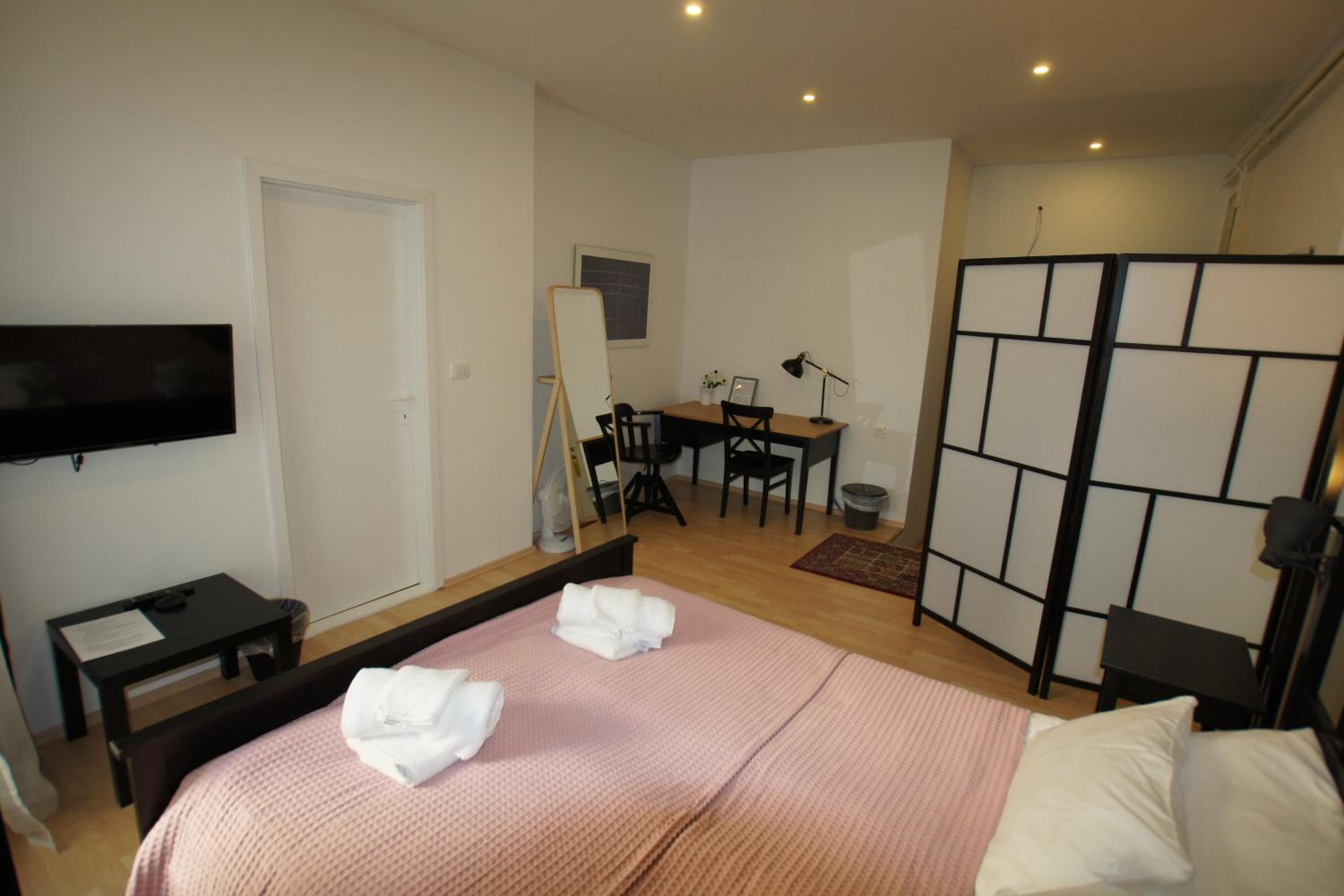 Double or Twin Room with Private Bathroom - Photo 3