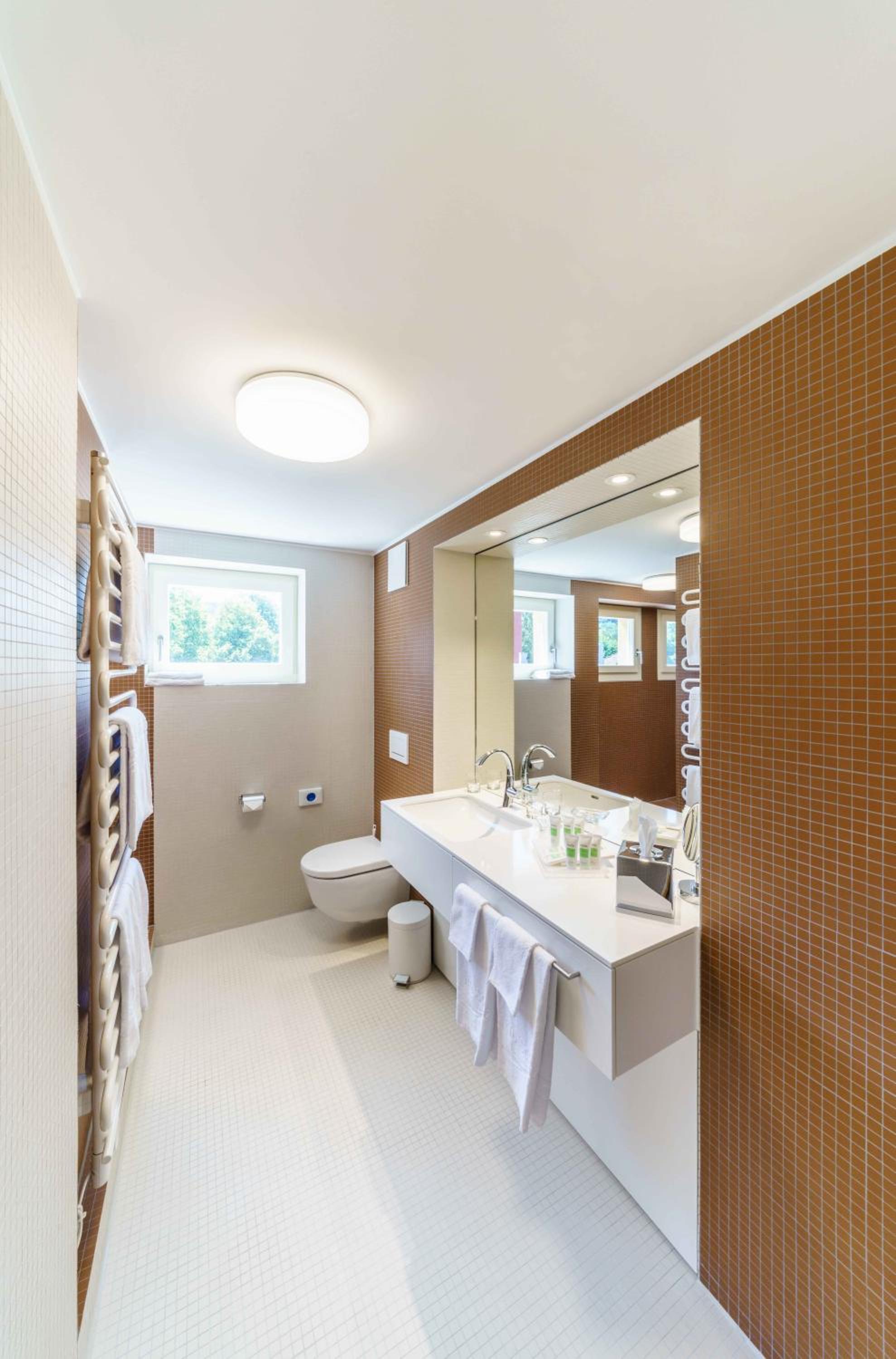 Junior Suite with Spa Access - Photo 2