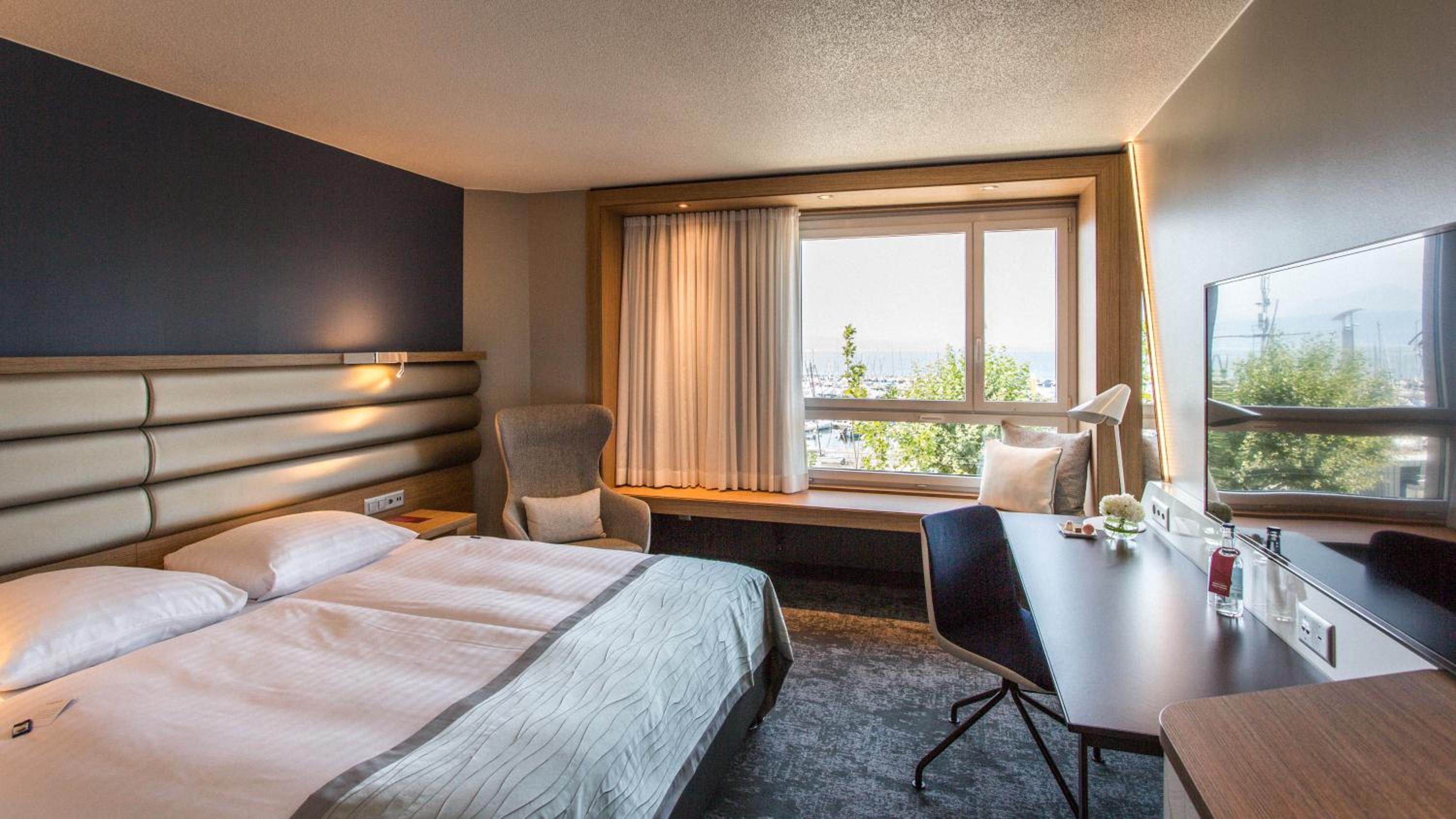 Deluxe Queen Room with Lake View - Photo 1