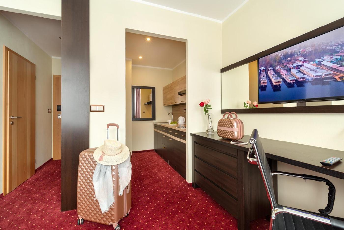 Double or Twin Room with Private Bathroom - Photo 13