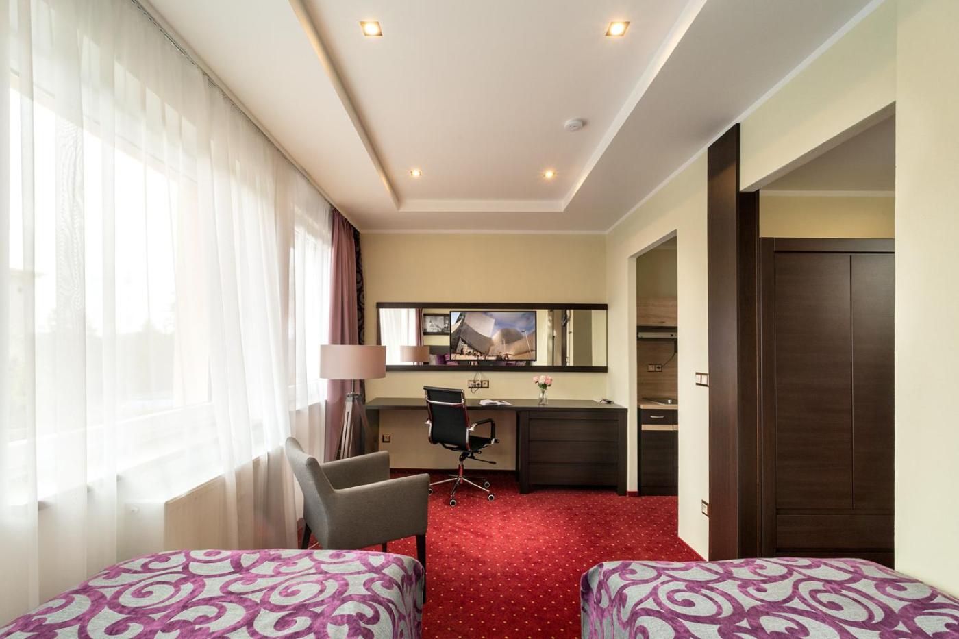 Double or Twin Room with Private Bathroom - Photo 17