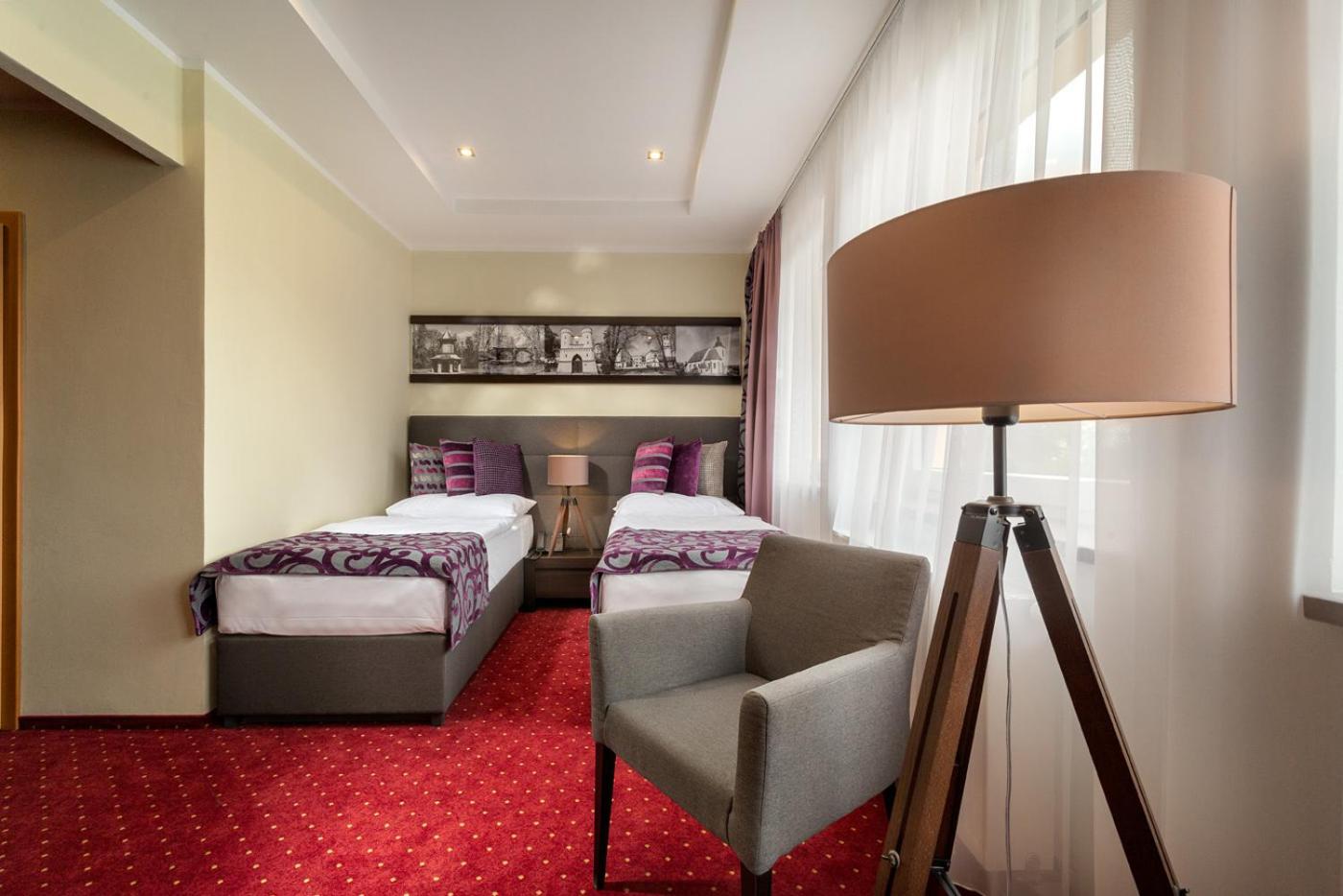 Double or Twin Room with Private Bathroom - Photo 2