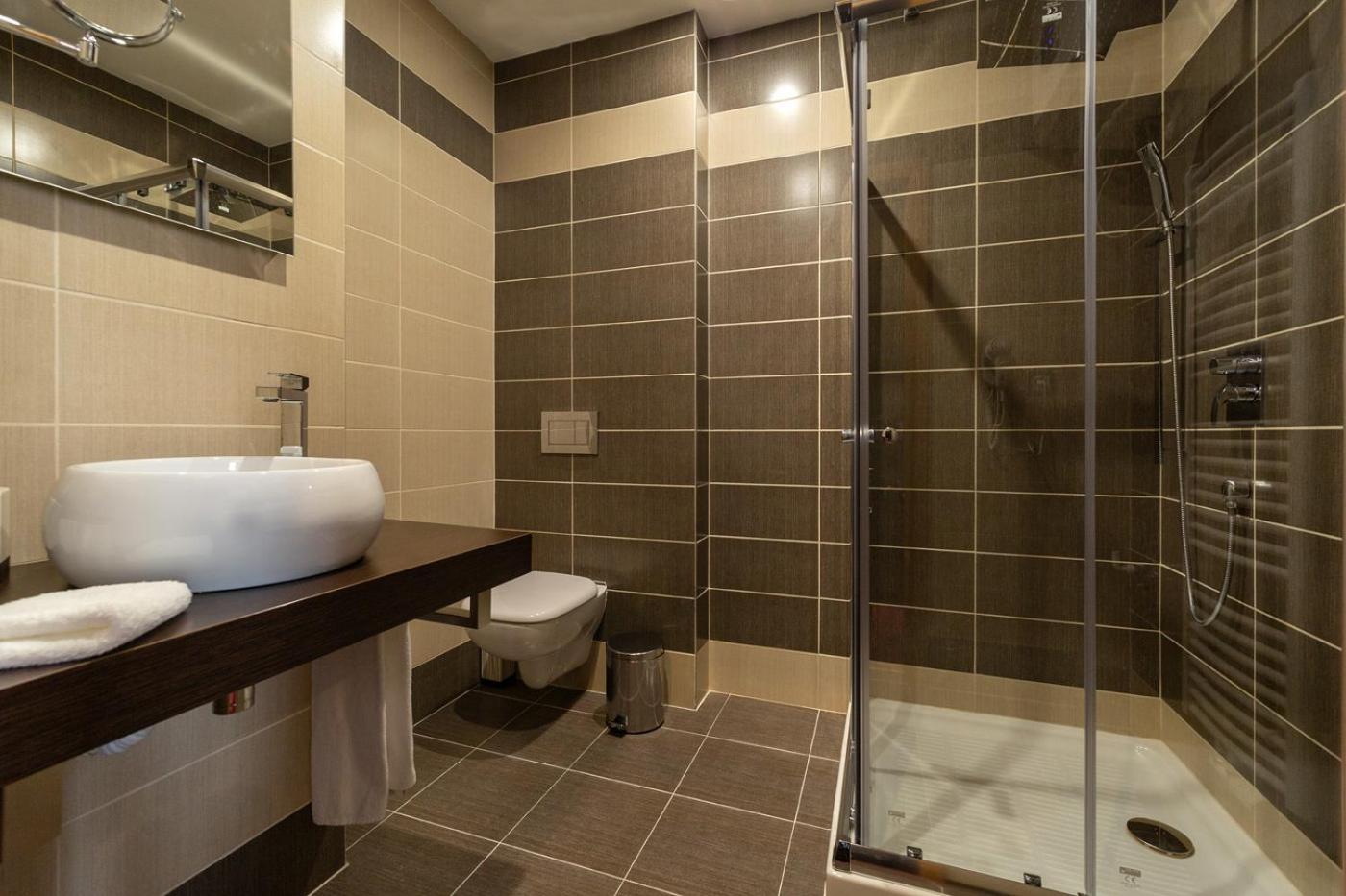 Double or Twin Room with Private Bathroom - Photo 4