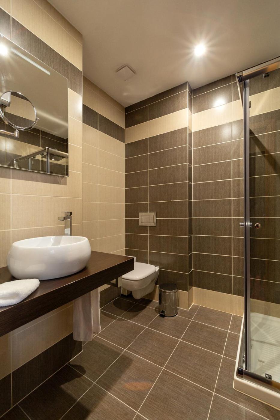 Double or Twin Room with Private Bathroom - Photo 5
