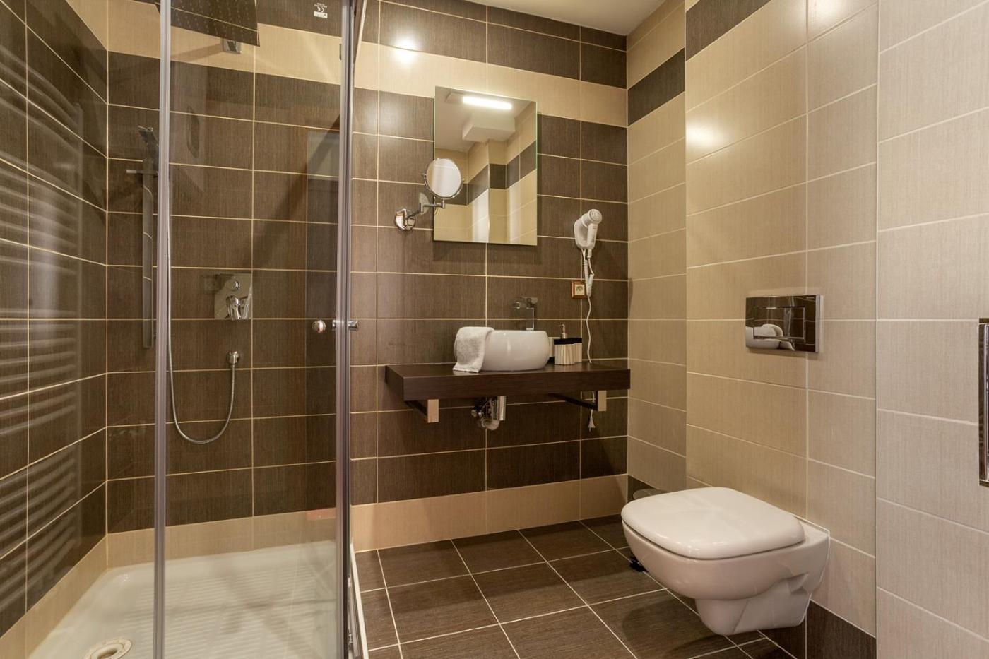 Double or Twin Room with Private Bathroom - Photo 6