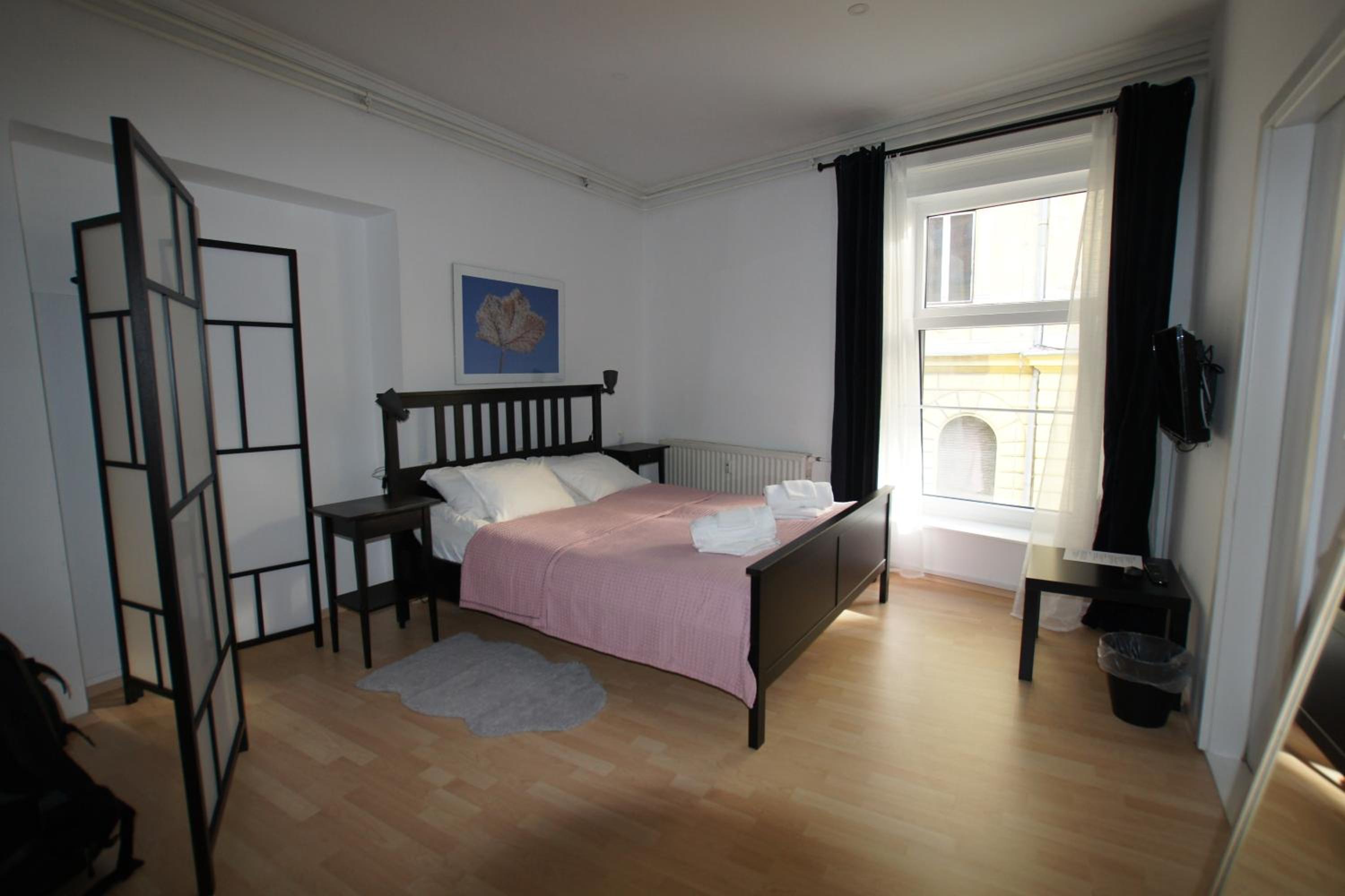 Double or Twin Room with Private Bathroom - Photo 5
