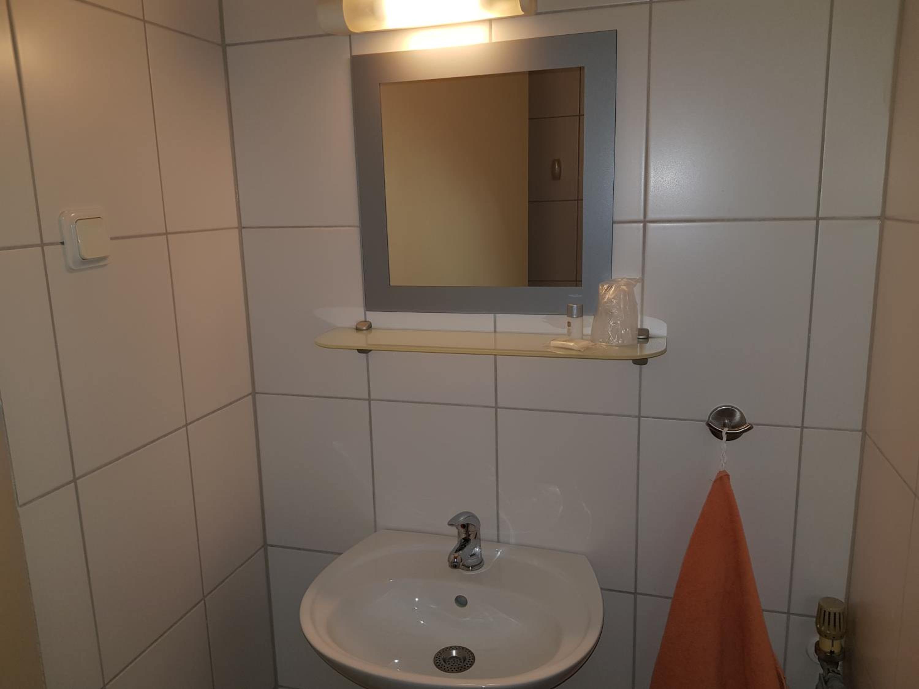 Budget Double Room - Photo 4