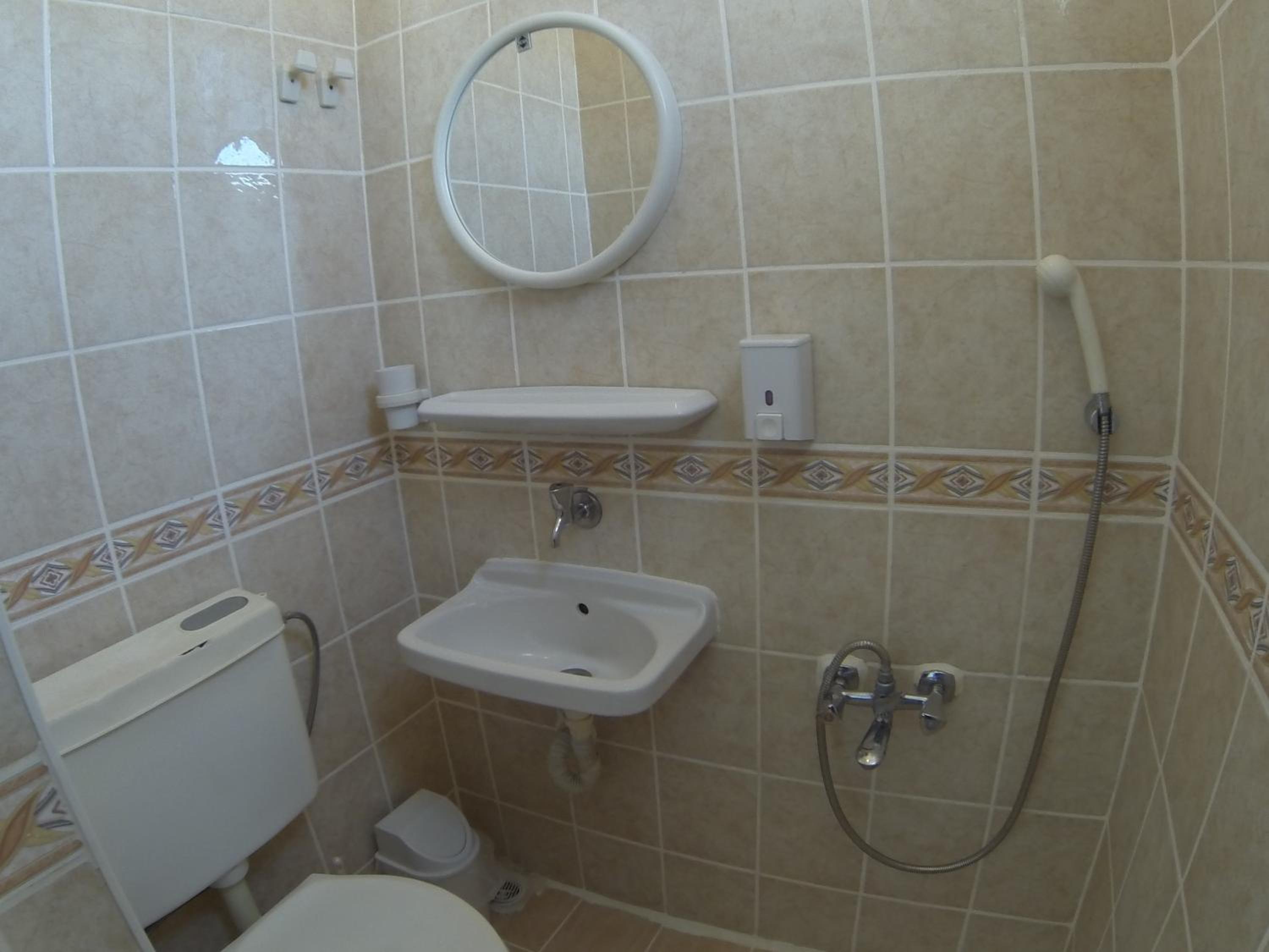Standard Twin Room - Photo 10