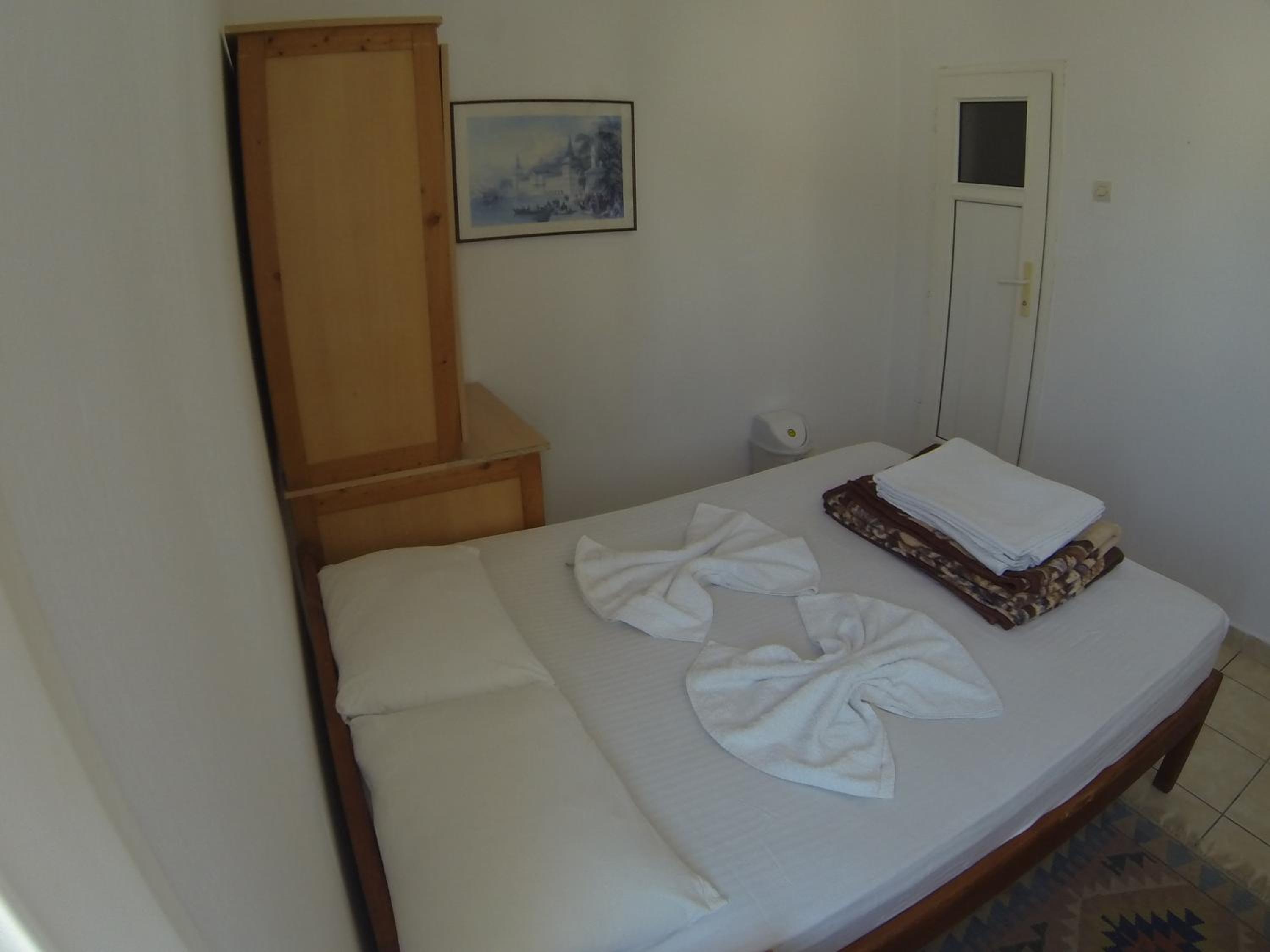 Standard Double Room - Photo 8