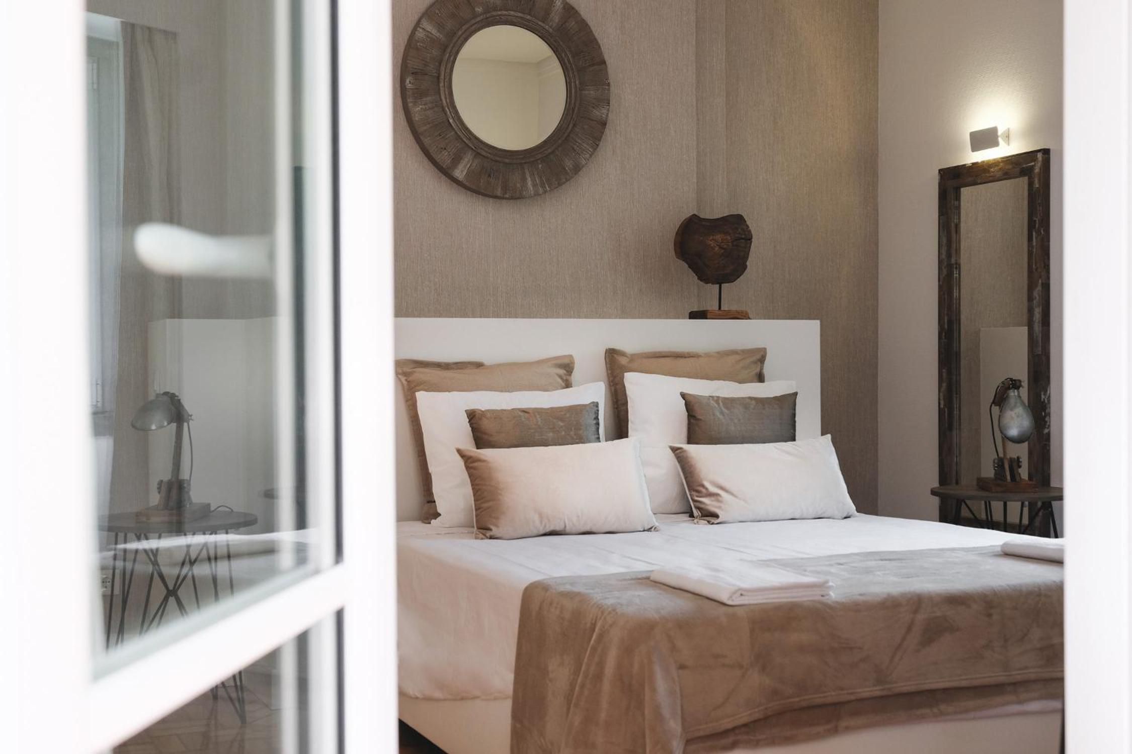 King Suite with Balcony photo 2