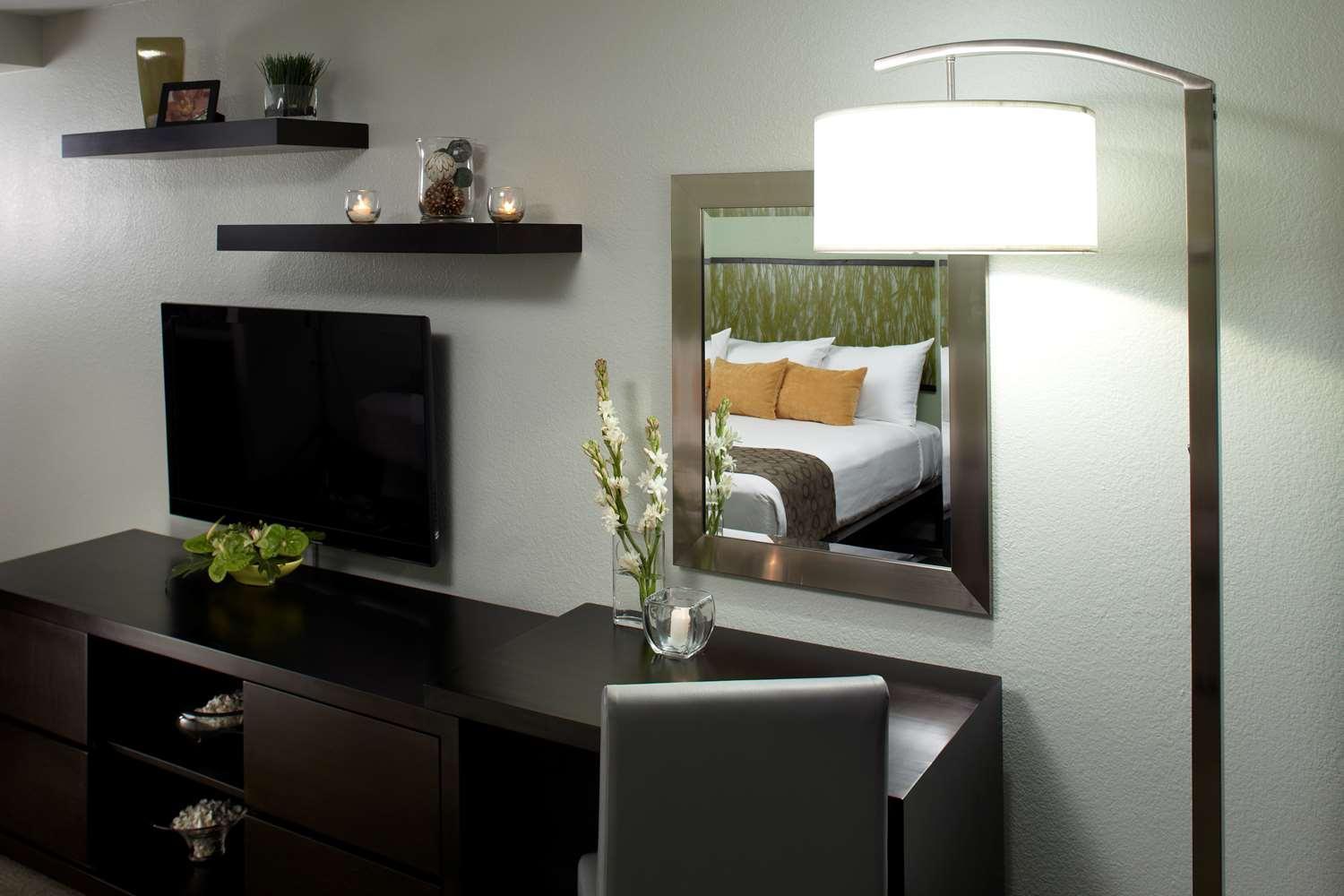 One Bedroom Suite - Photo 4