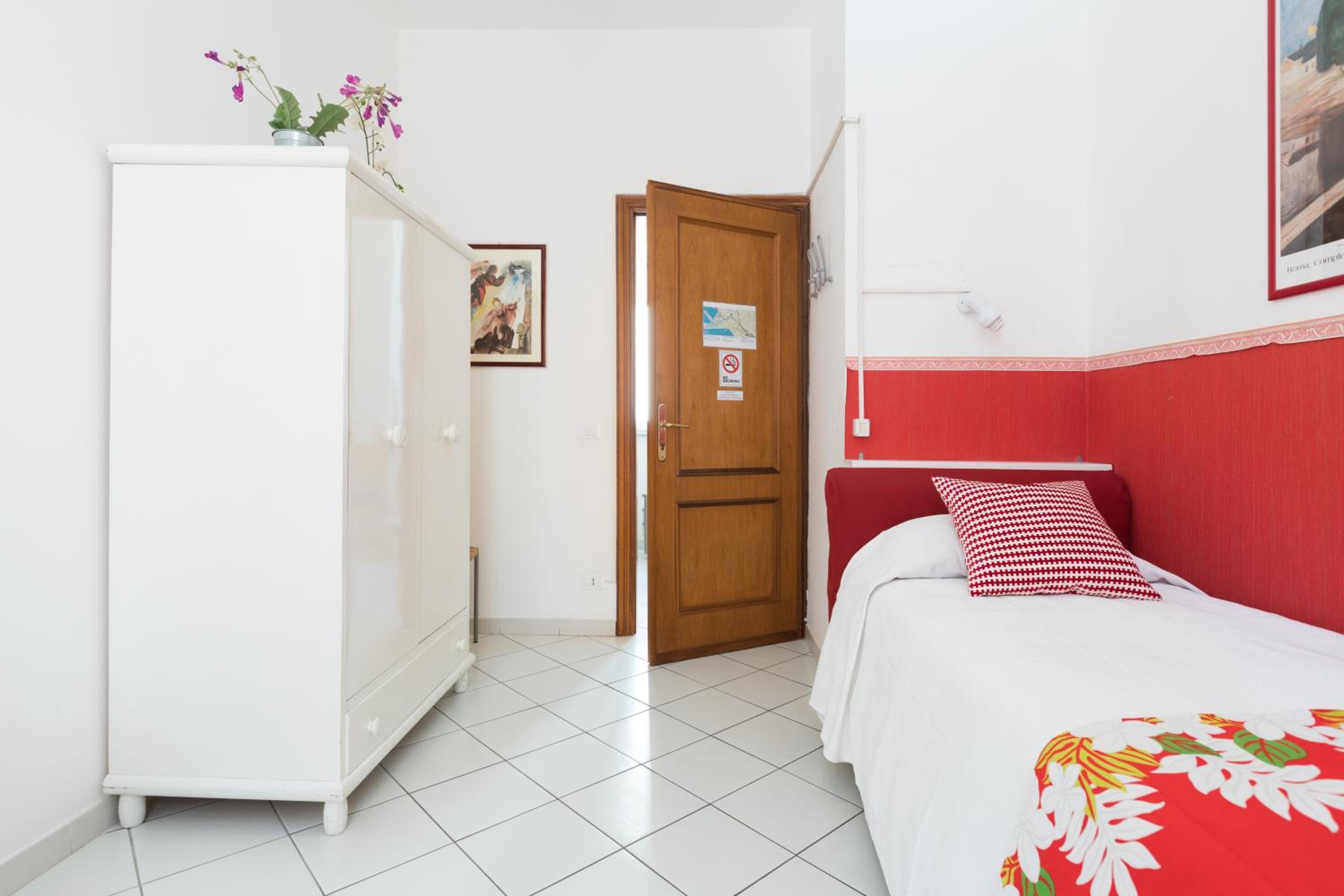 Single Room with Private Bathroom photo 3