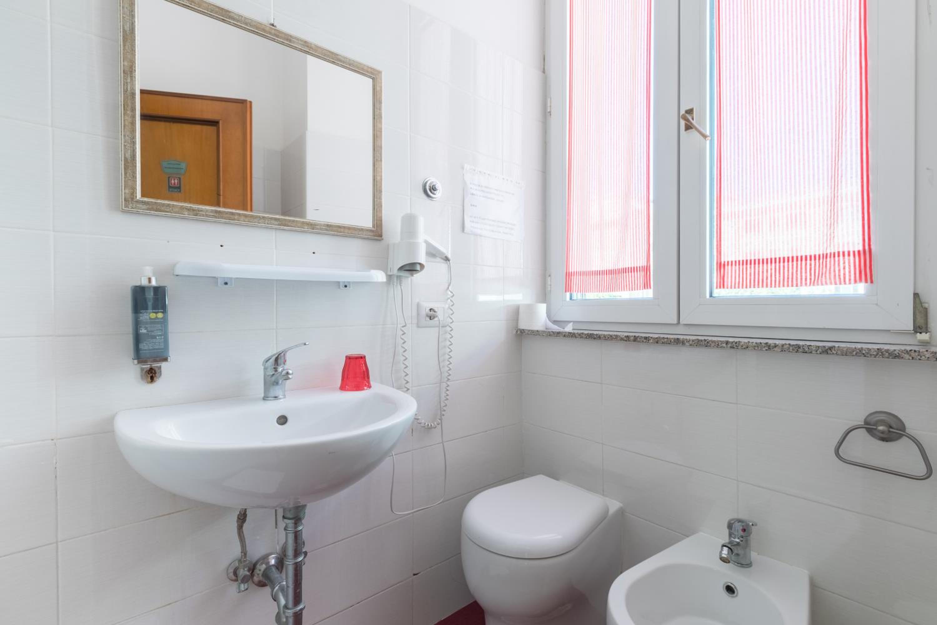Single Room with Private Bathroom photo 2