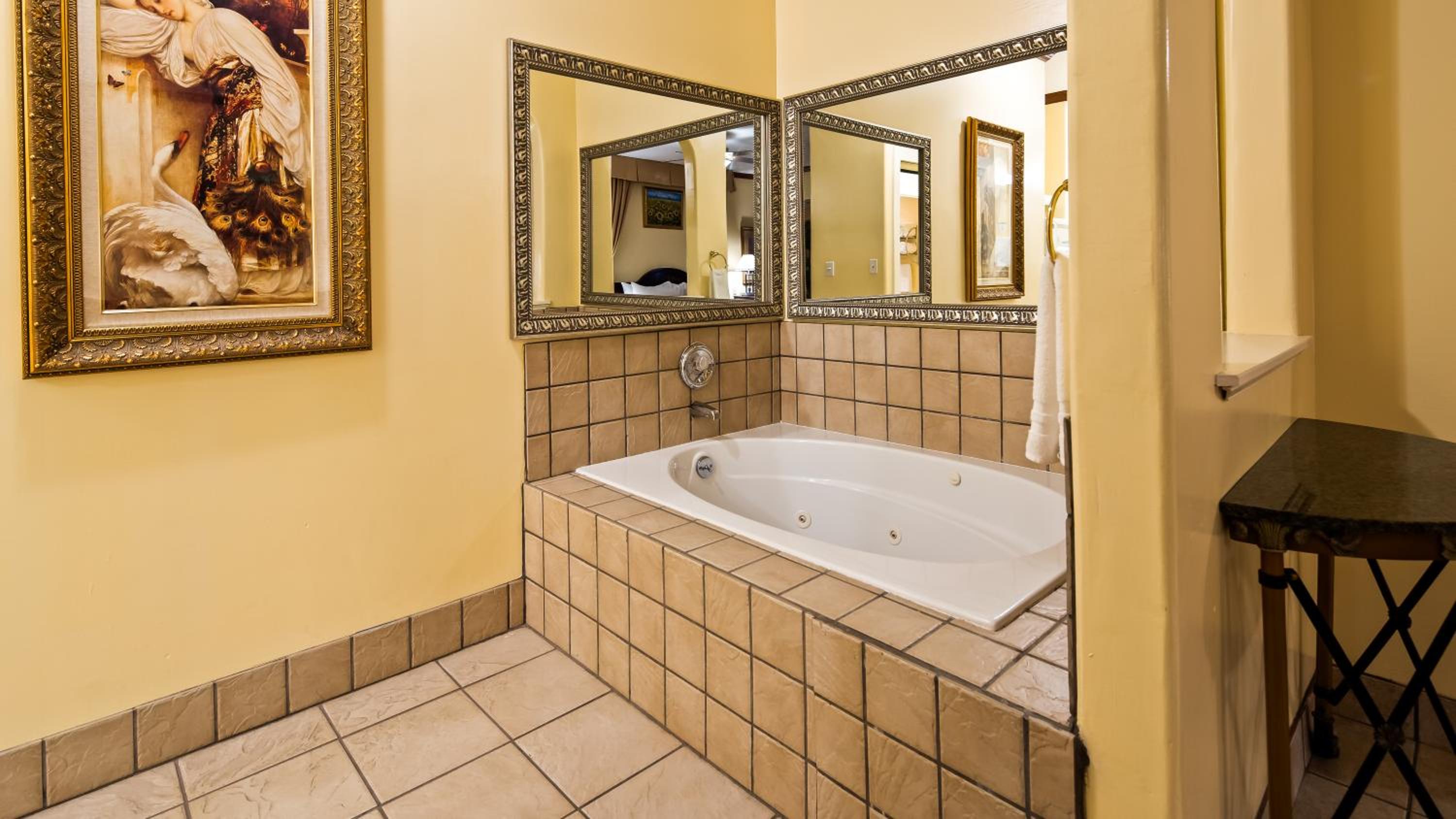 King Suite with Spa Bath and Fireplace - Non-Smoking - Photo 3