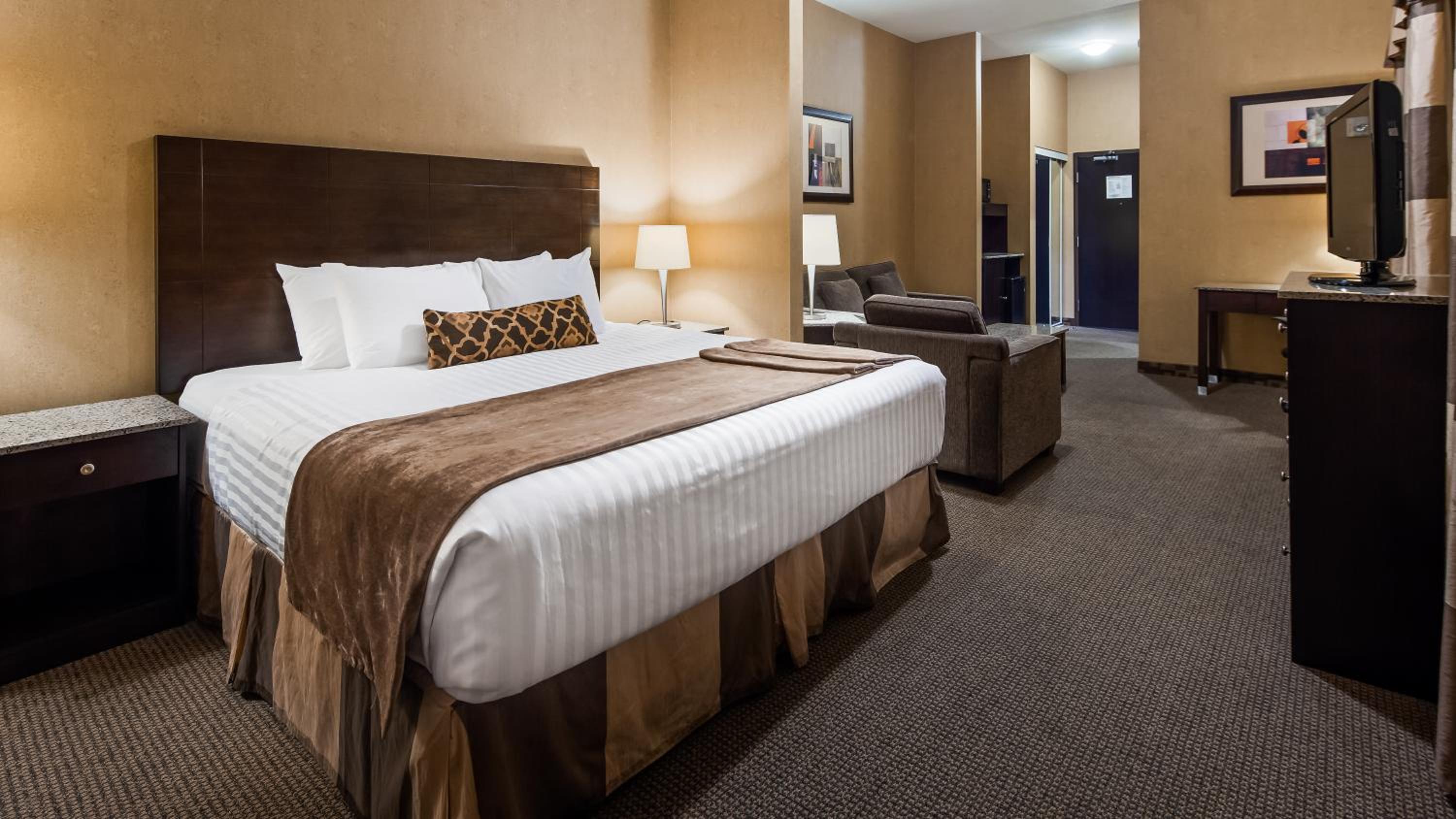 Executive King Suite with Sofa Bed - Photo 4