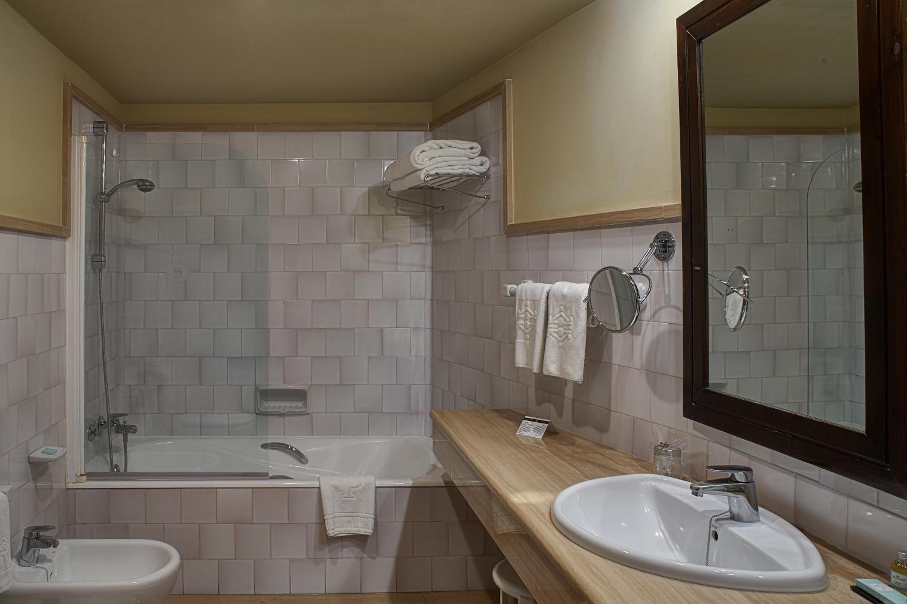 Standard Double Room - Photo 7