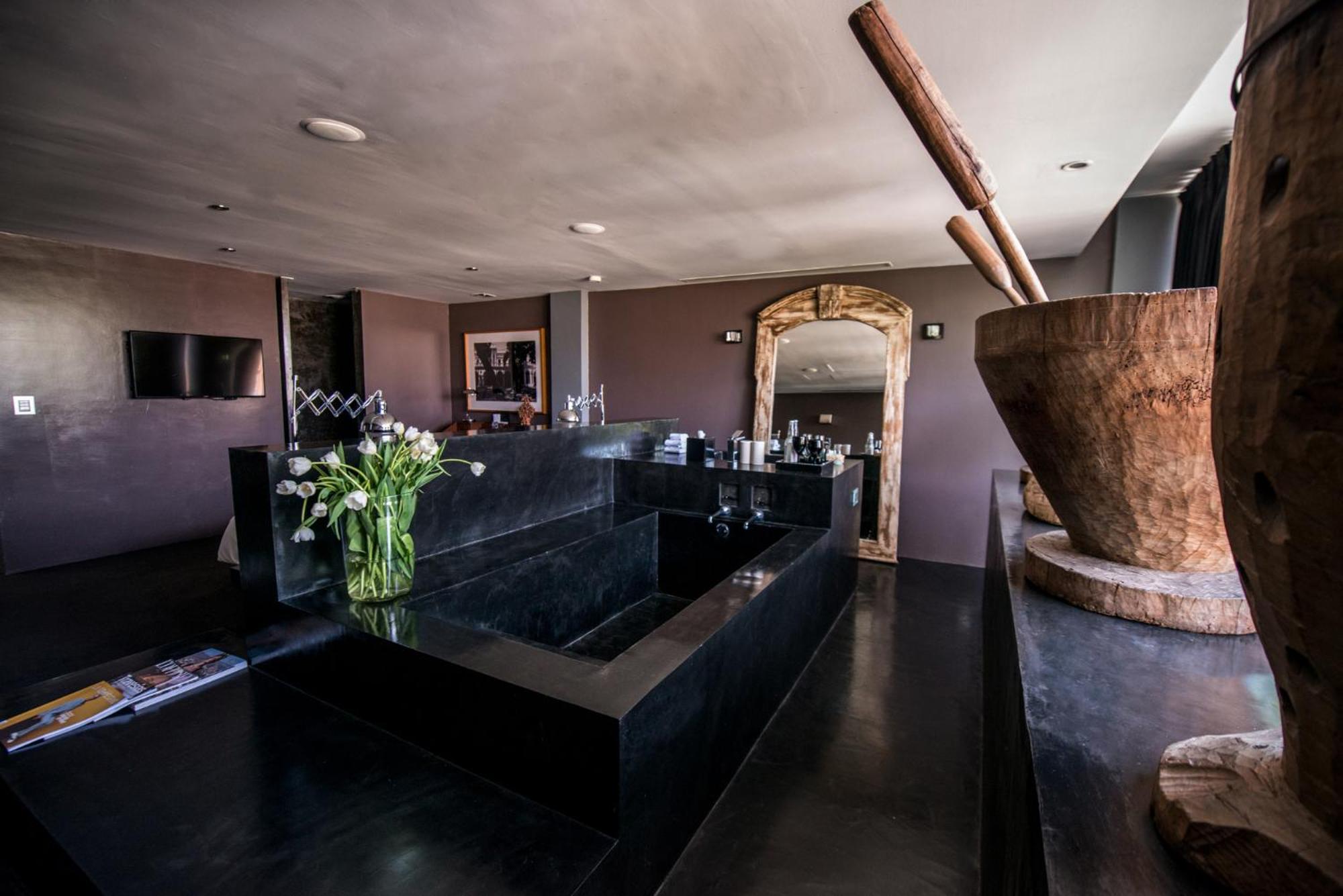 Urban Suite Bath - Photo 7