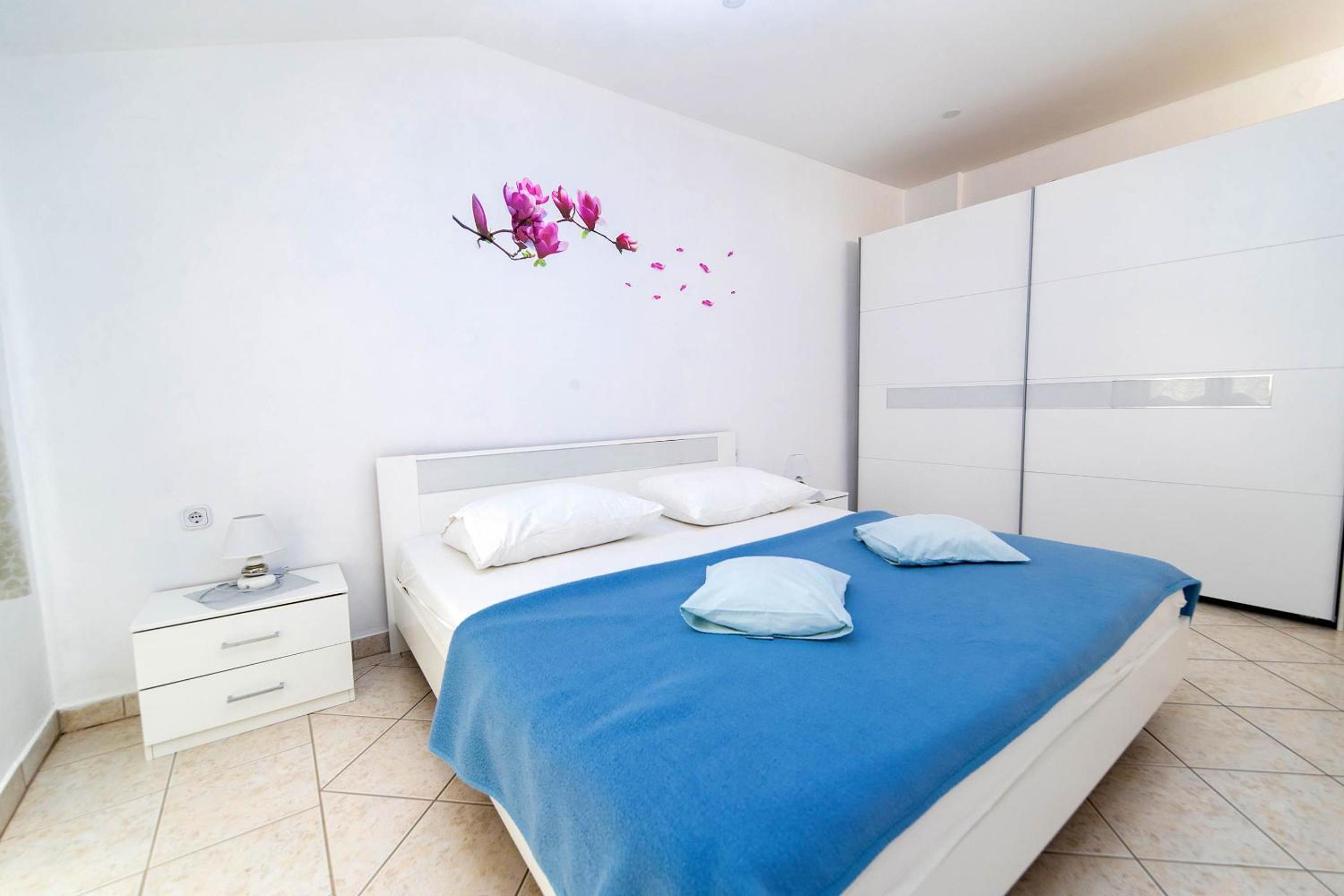 Two-Bedroom Apartment with Balcony and Sea View (6 Adults) - Photo 7