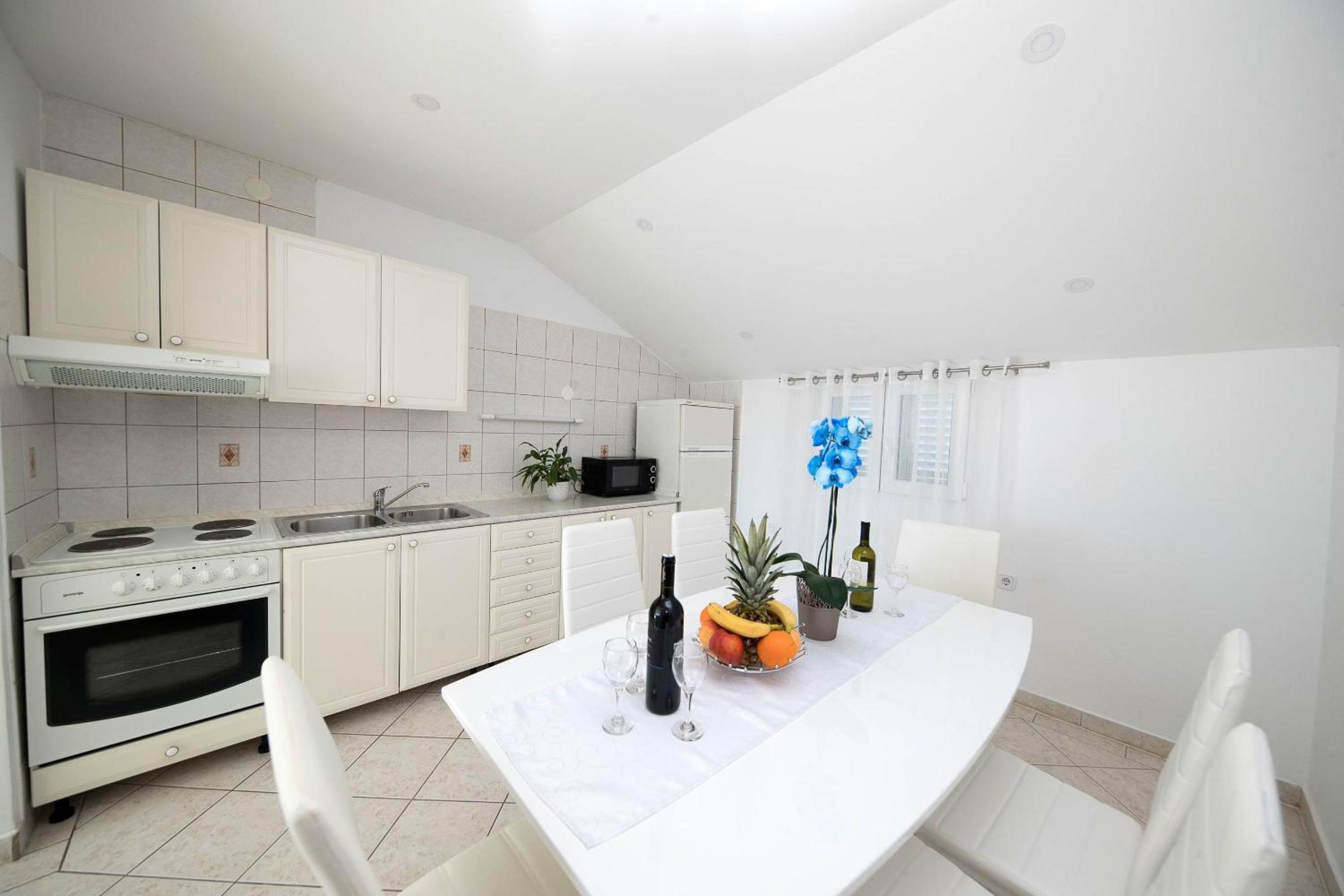 Two-Bedroom Apartment with Balcony and Sea View (6 Adults) - Photo 2
