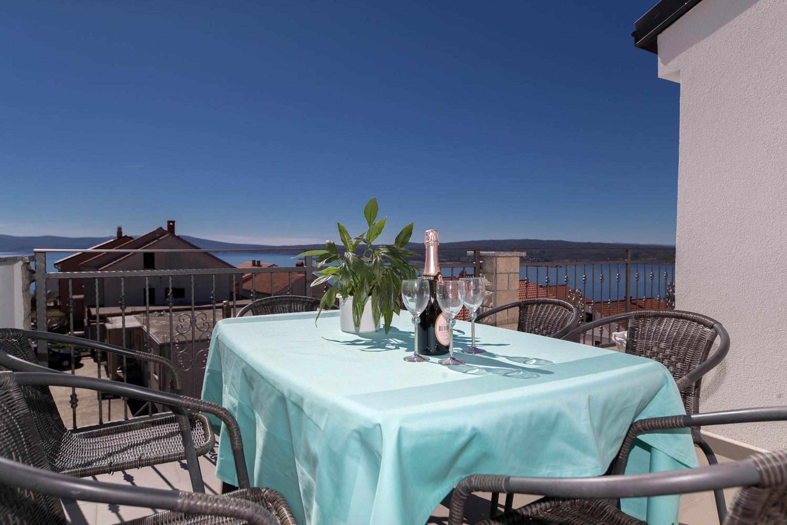 Two-Bedroom Apartment with Balcony and Sea View (6 Adults) - Photo 9