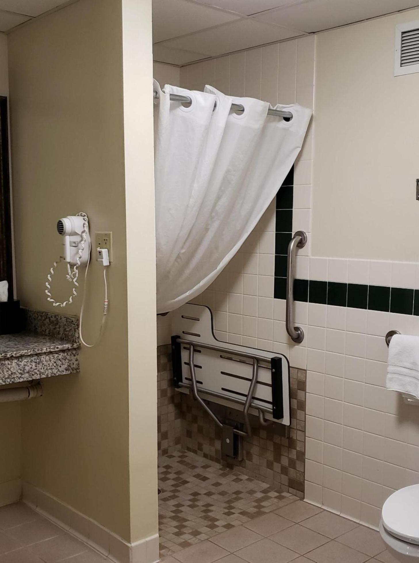 Queen Room - Mobility Access/Non-Smoking - Photo 4