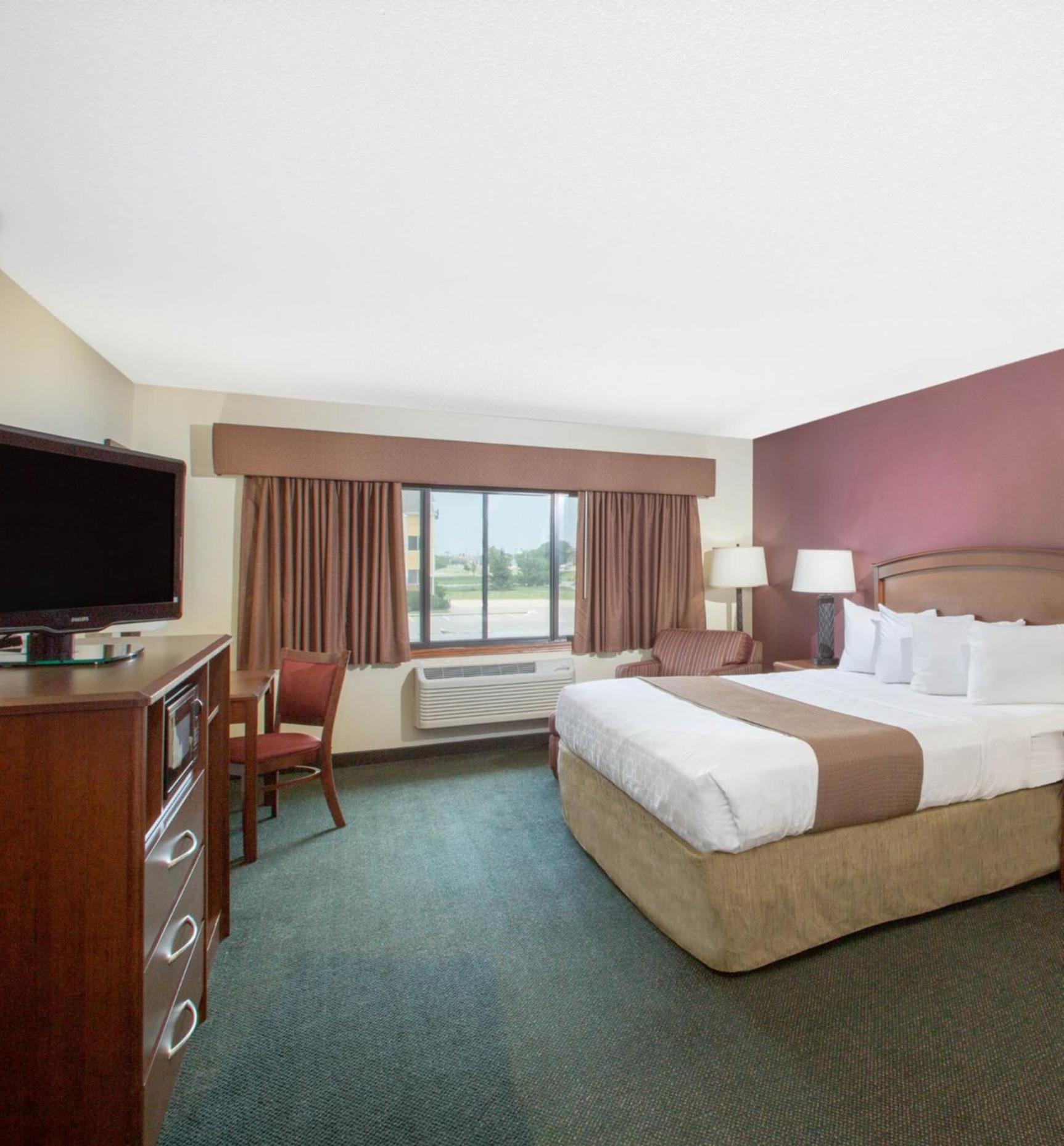 King Room - Non-Smoking - Photo 1