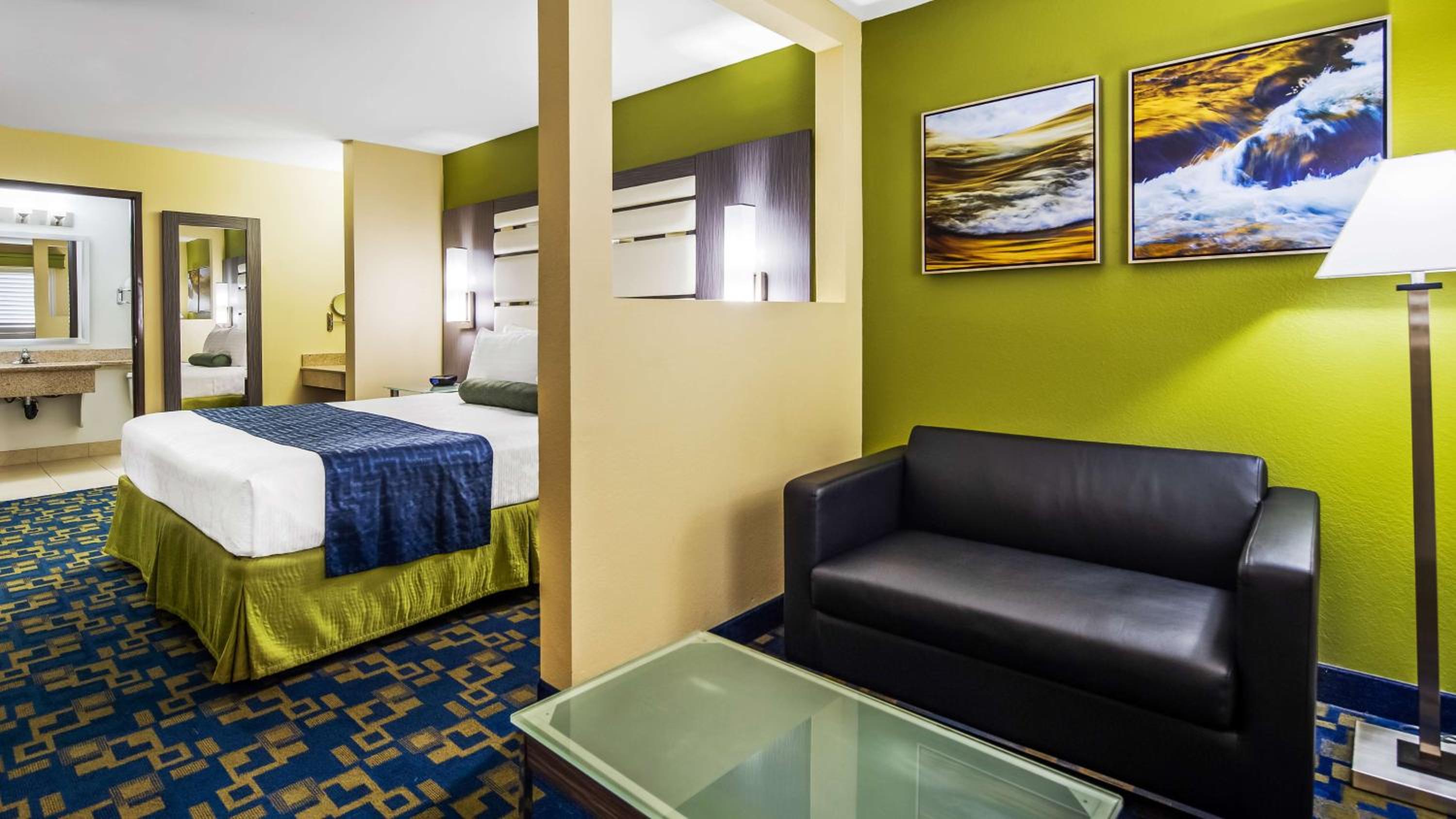 King Suite - Non-Smoking photo 2