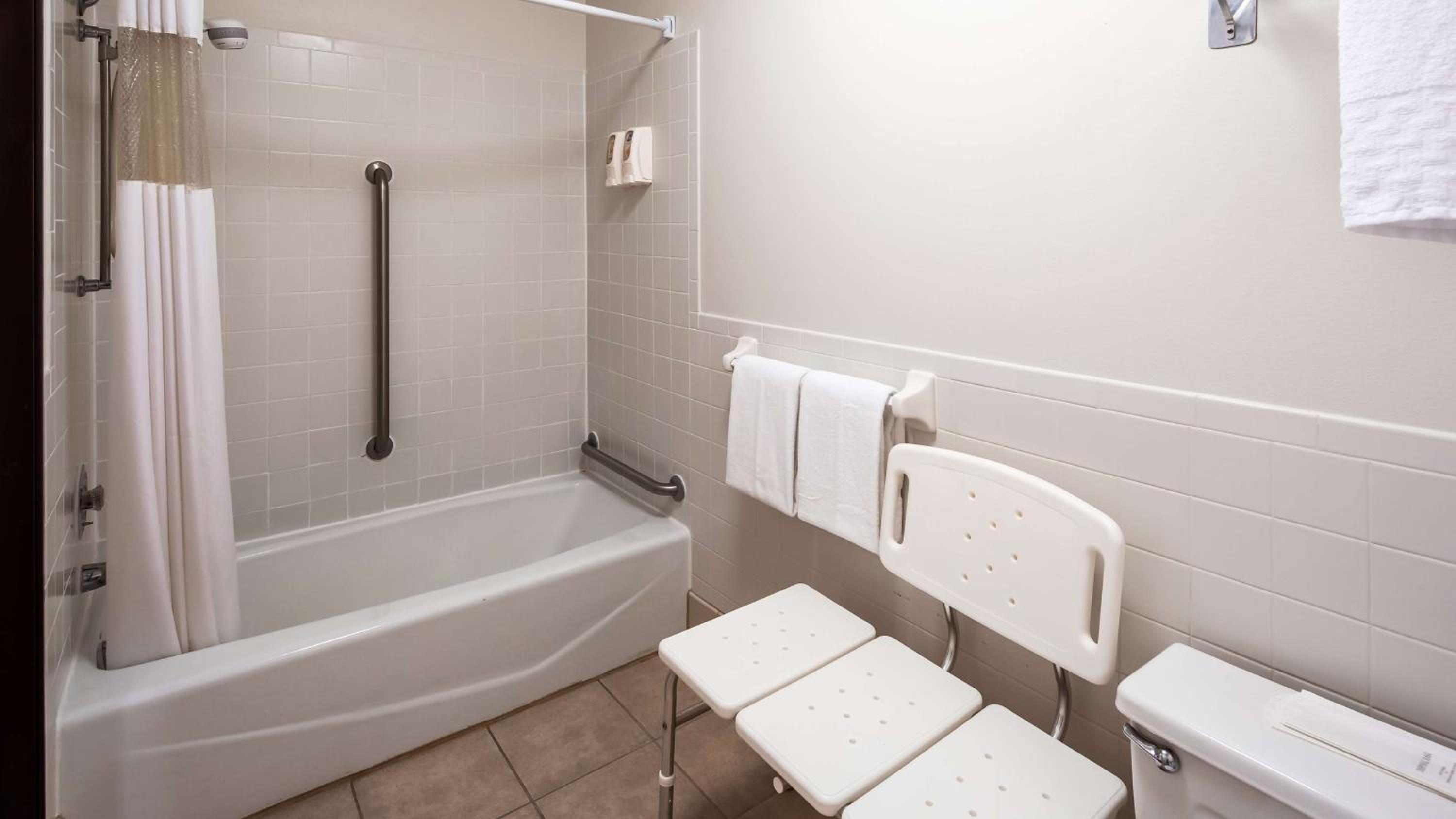 King Room with Bath Tub - Disability Access/Non-Smoking photo 2