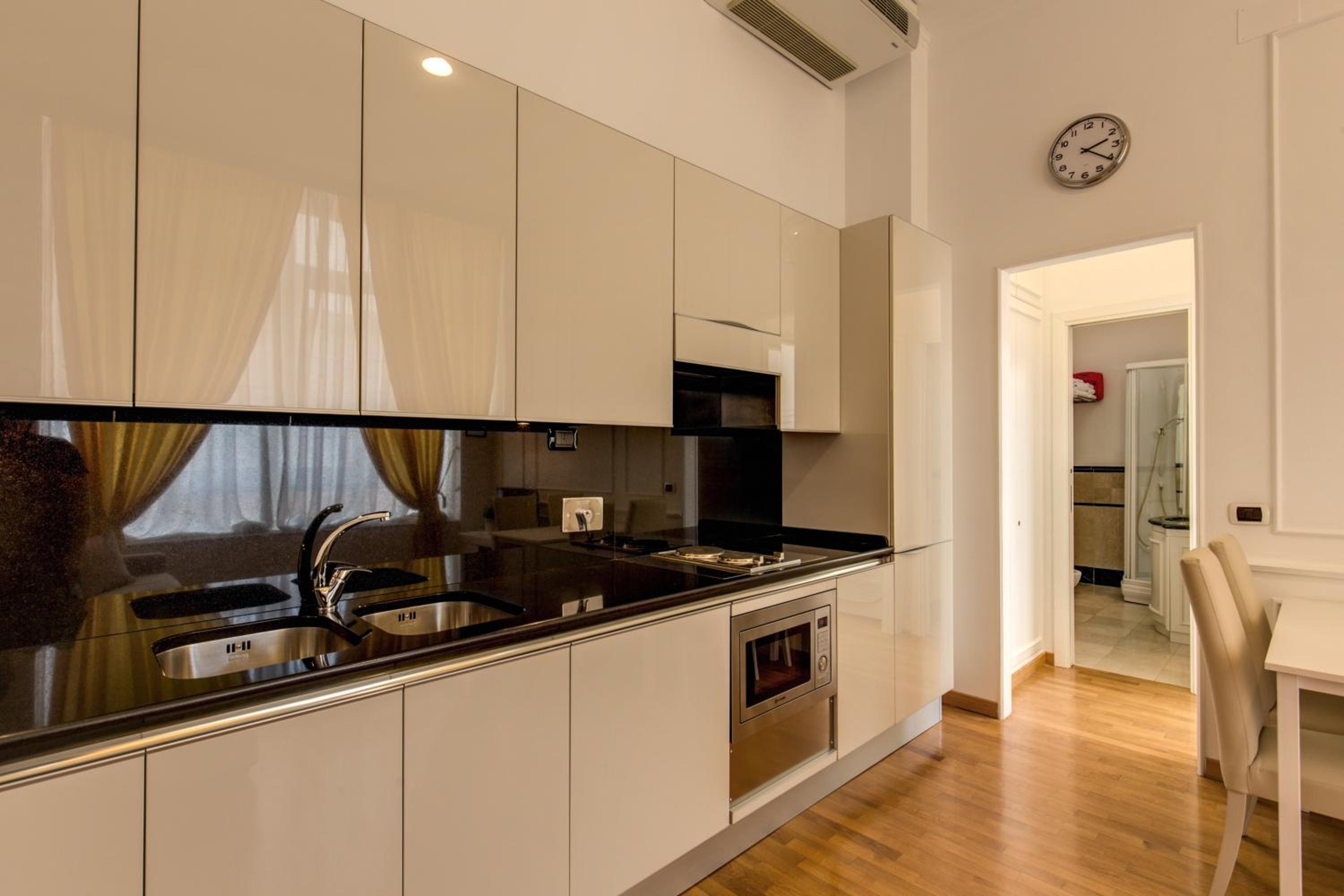One-Bedroom Apartment photo 2