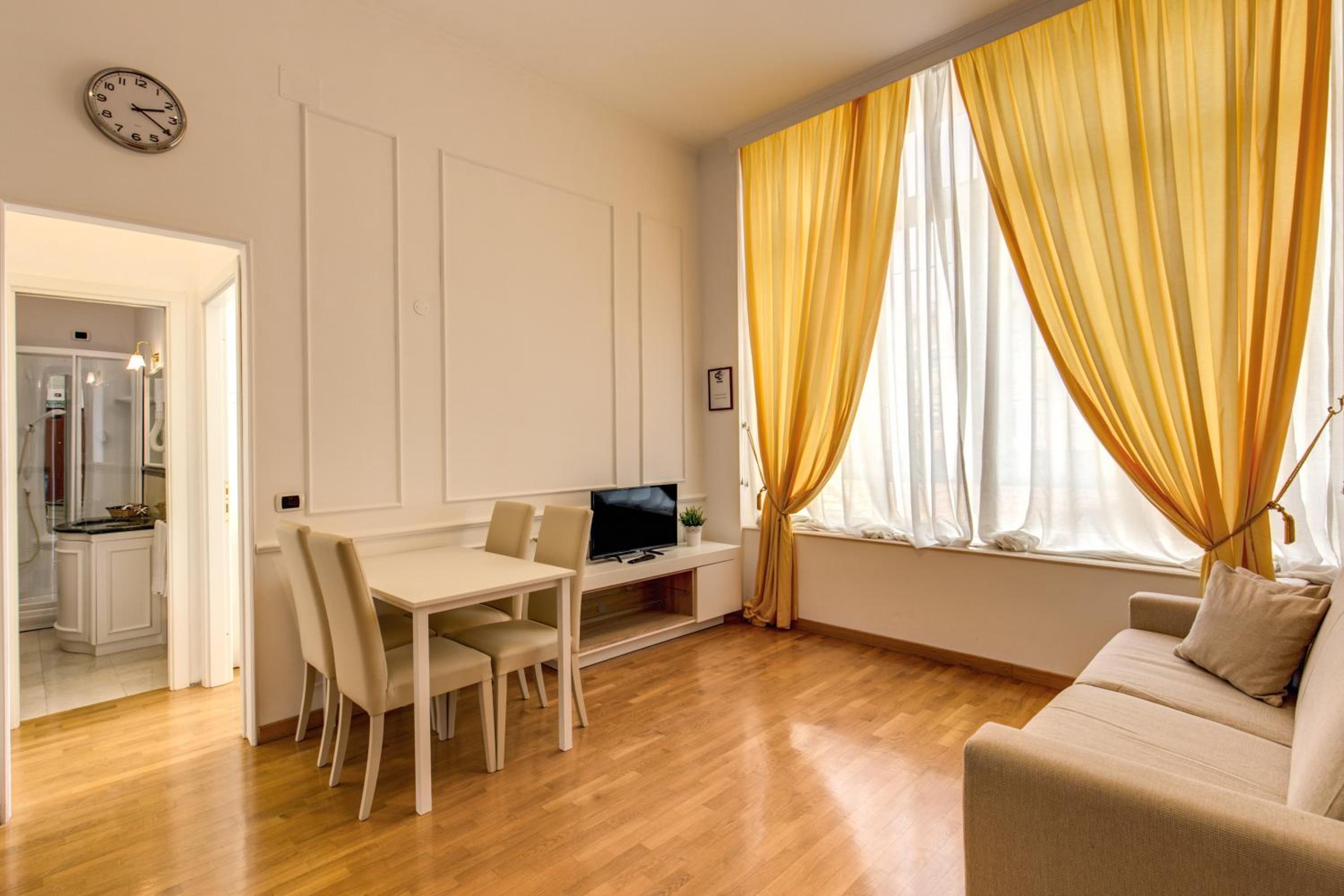 One-Bedroom Apartment photo 1