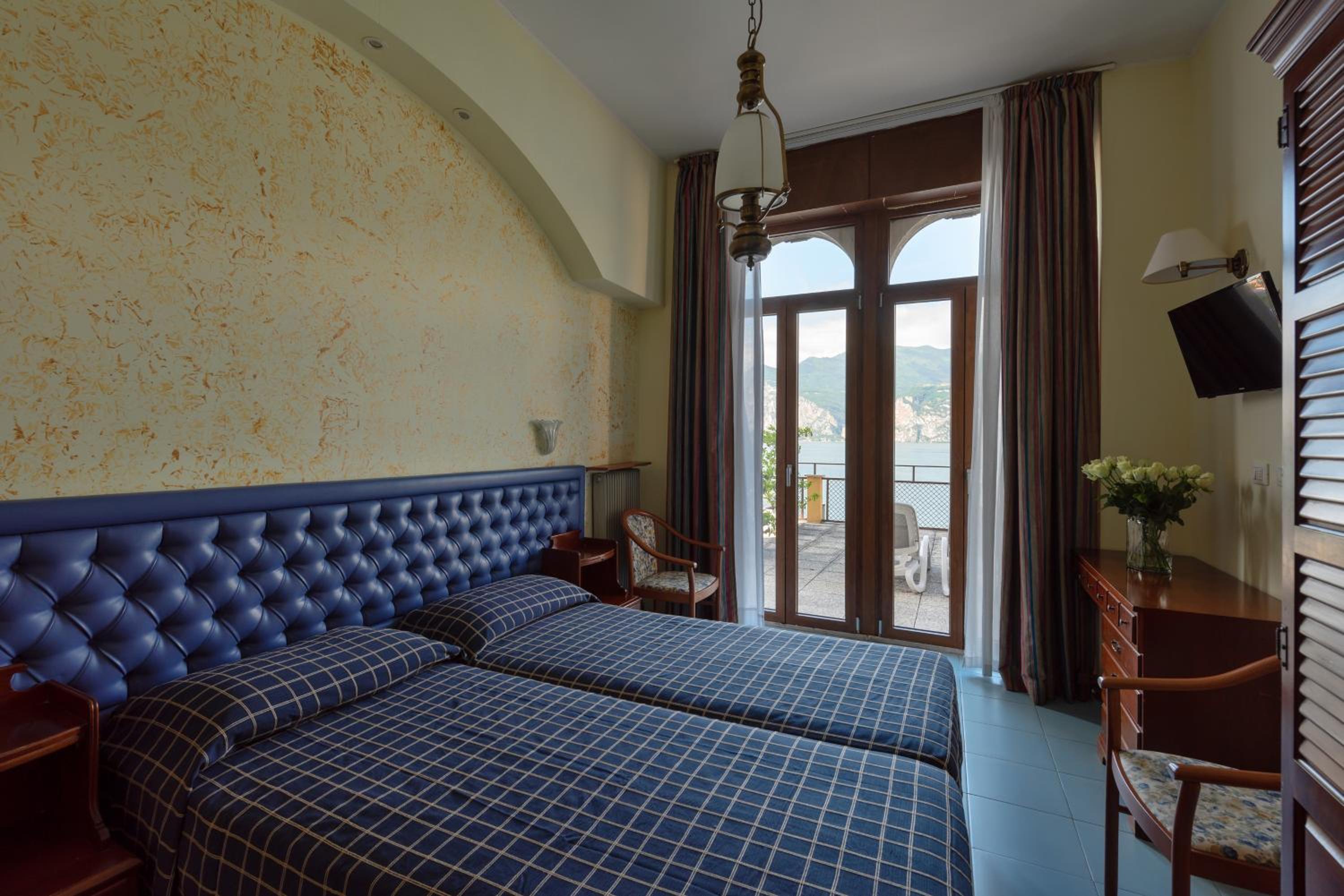 Double or Twin Room with Lake View