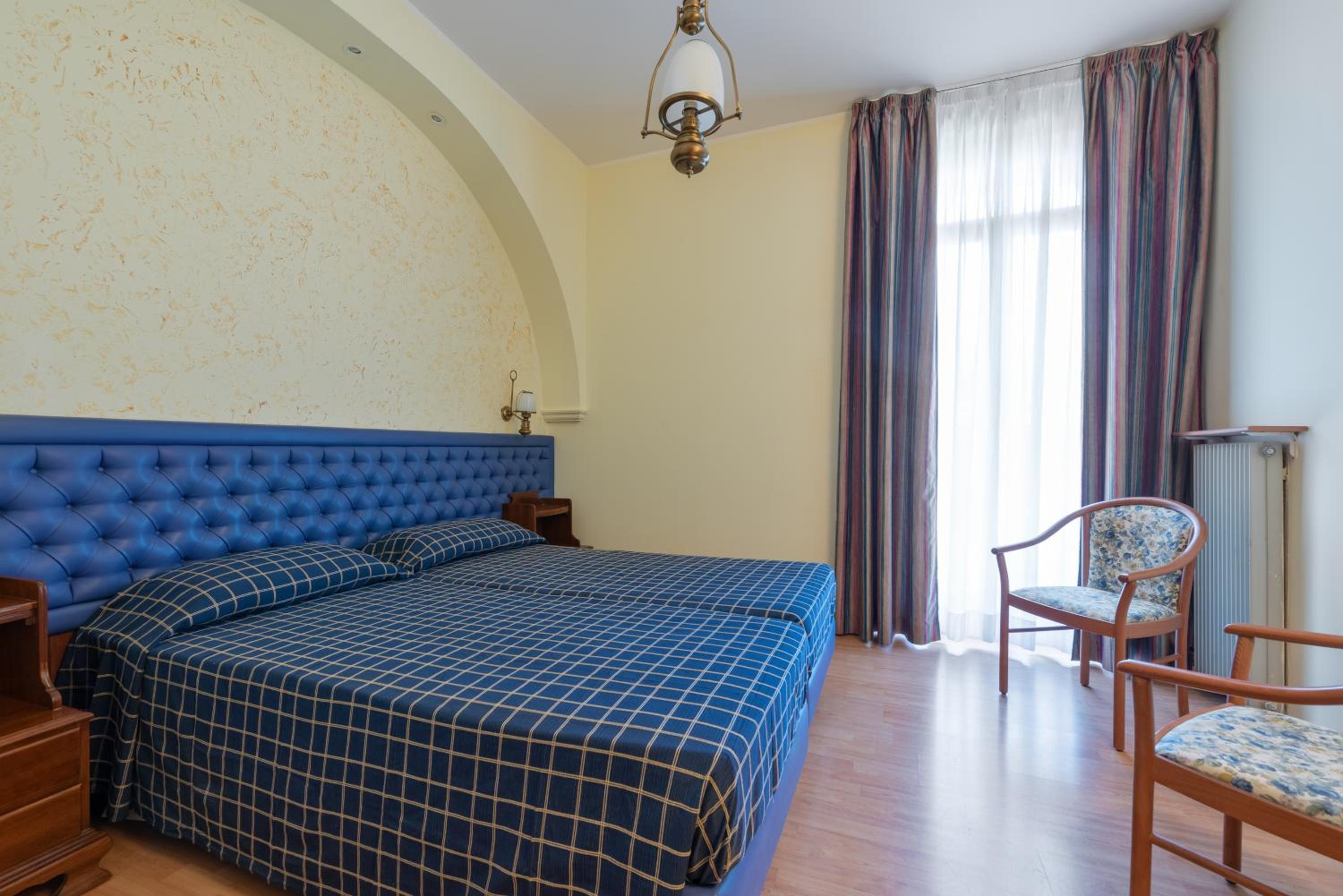 Twin Room with Partial Lake View photo 2