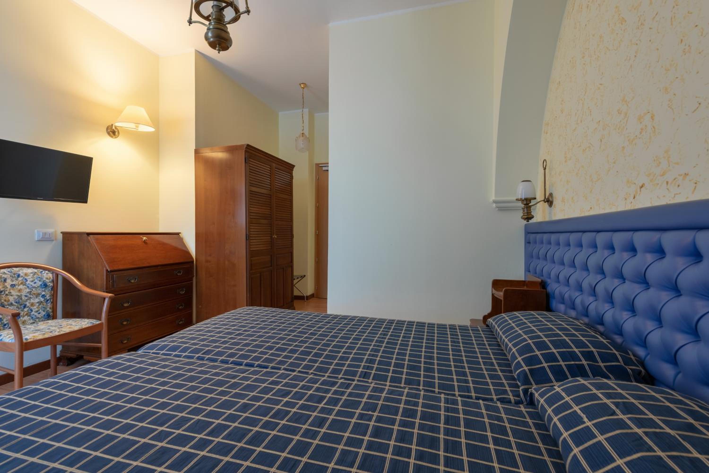 Twin Room with Partial Lake View photo 1