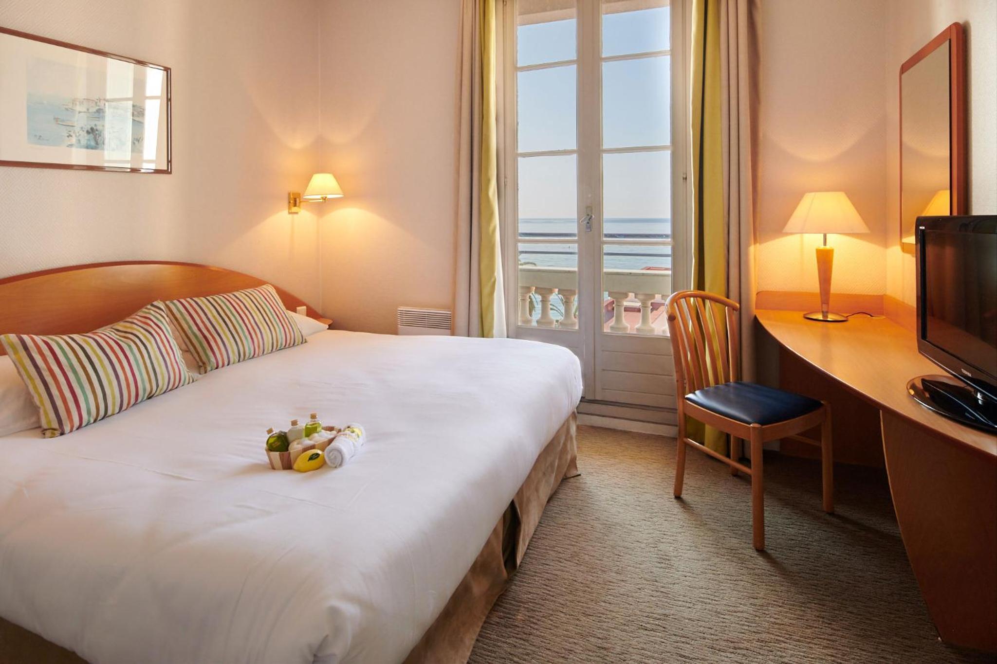 Double or Twin Room with Sea View - Photo 1