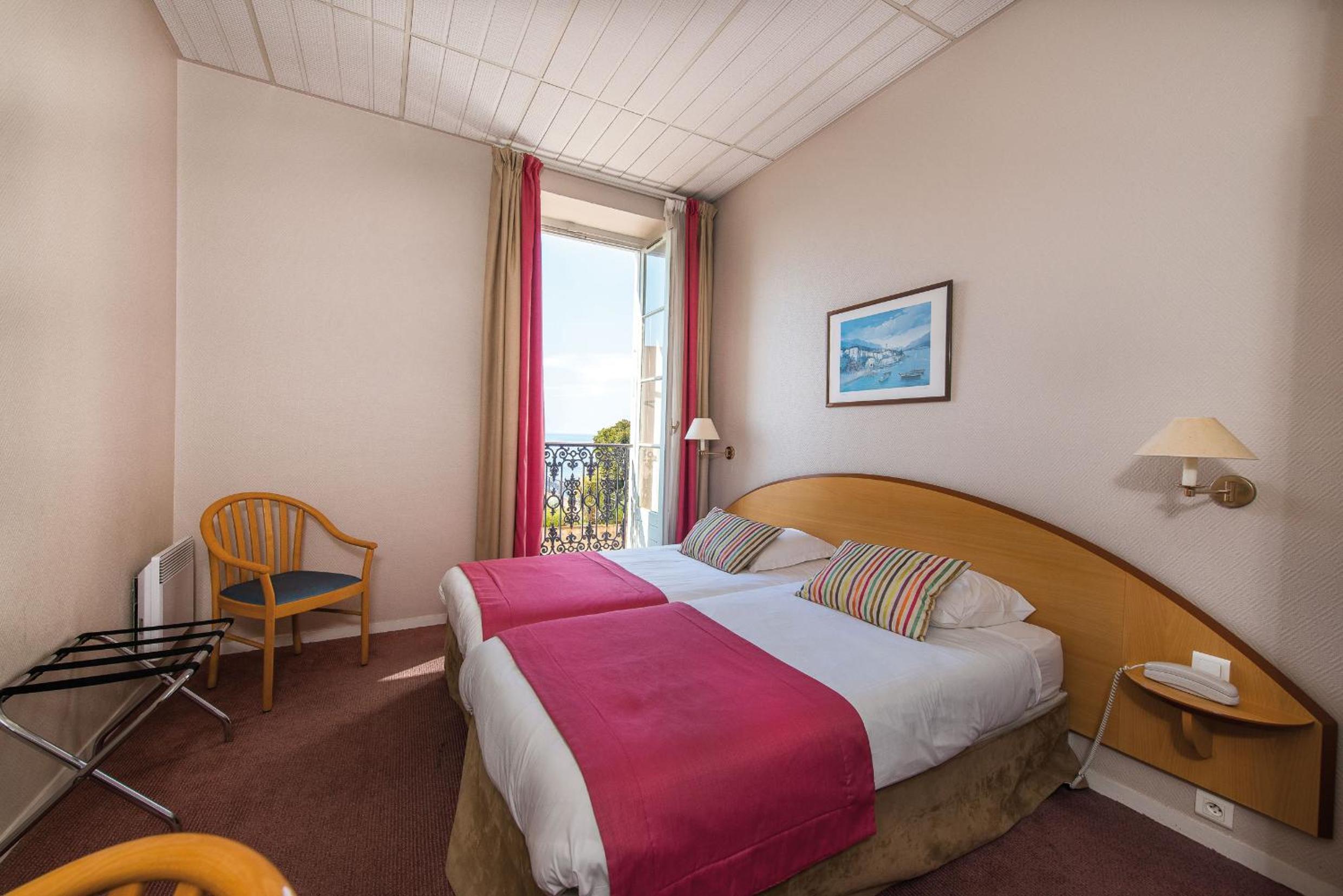 Double or Twin Room with Sea View - Photo 3
