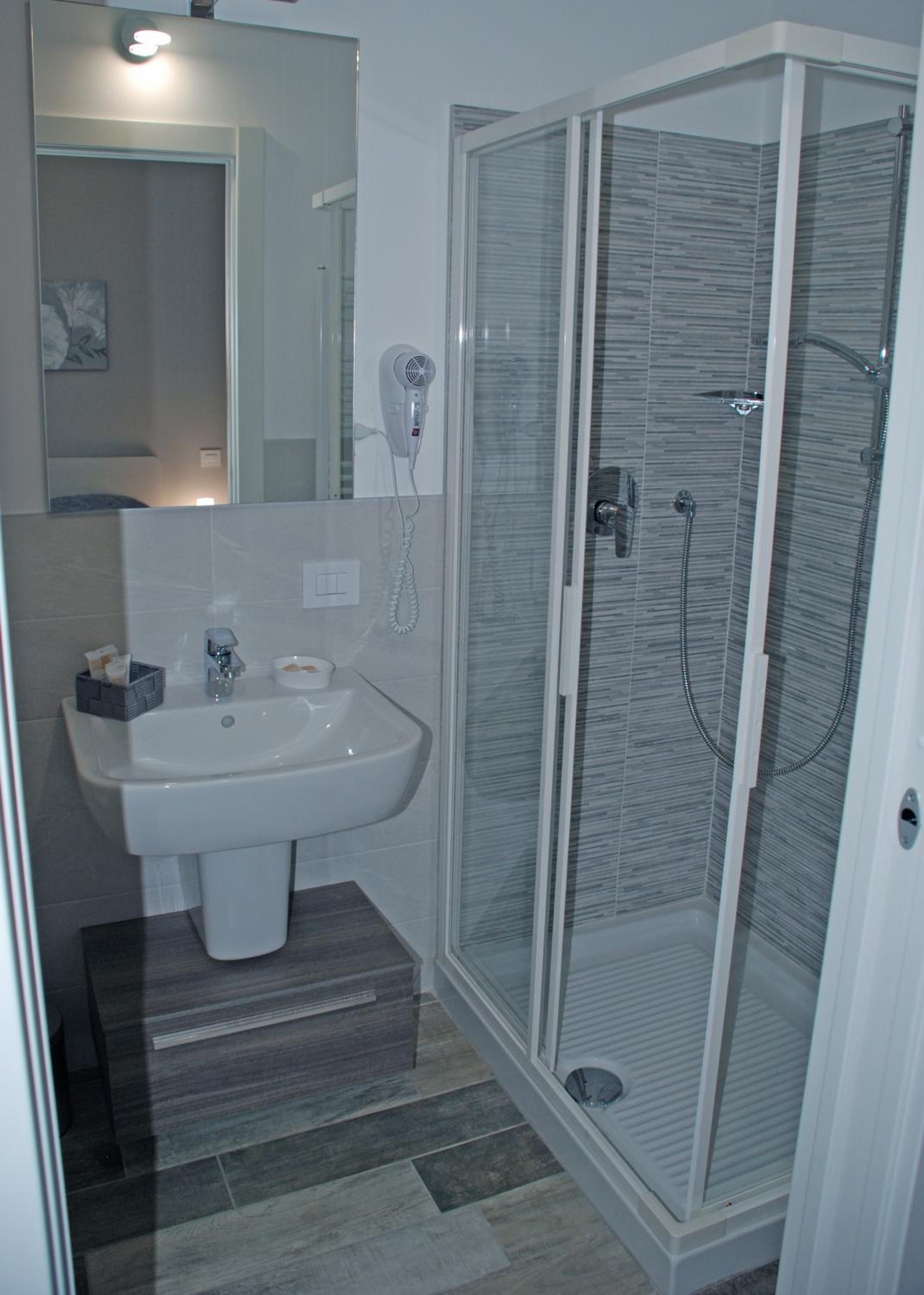 Double or Twin Room - Photo 5