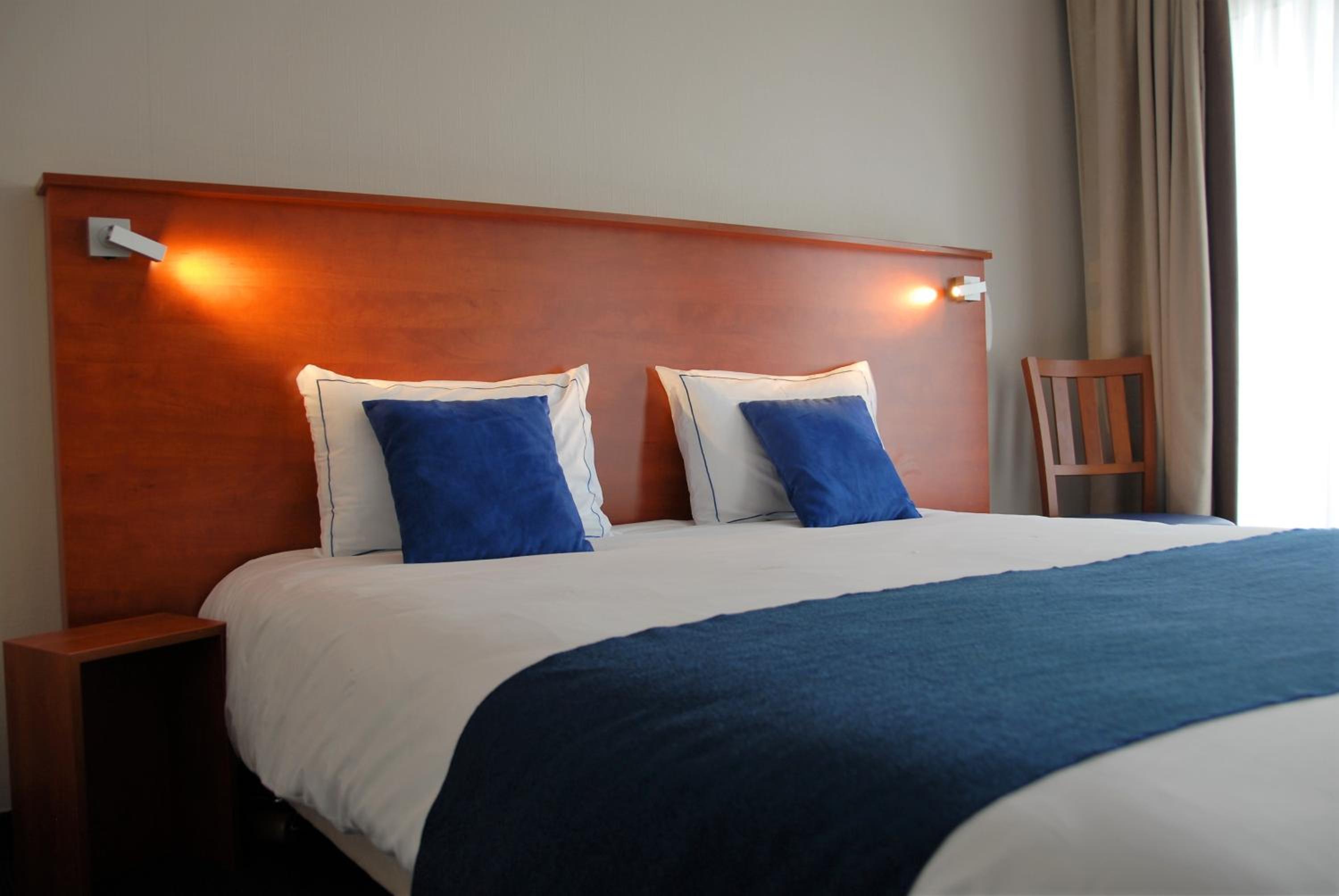 Double Room with City View - Photo 4