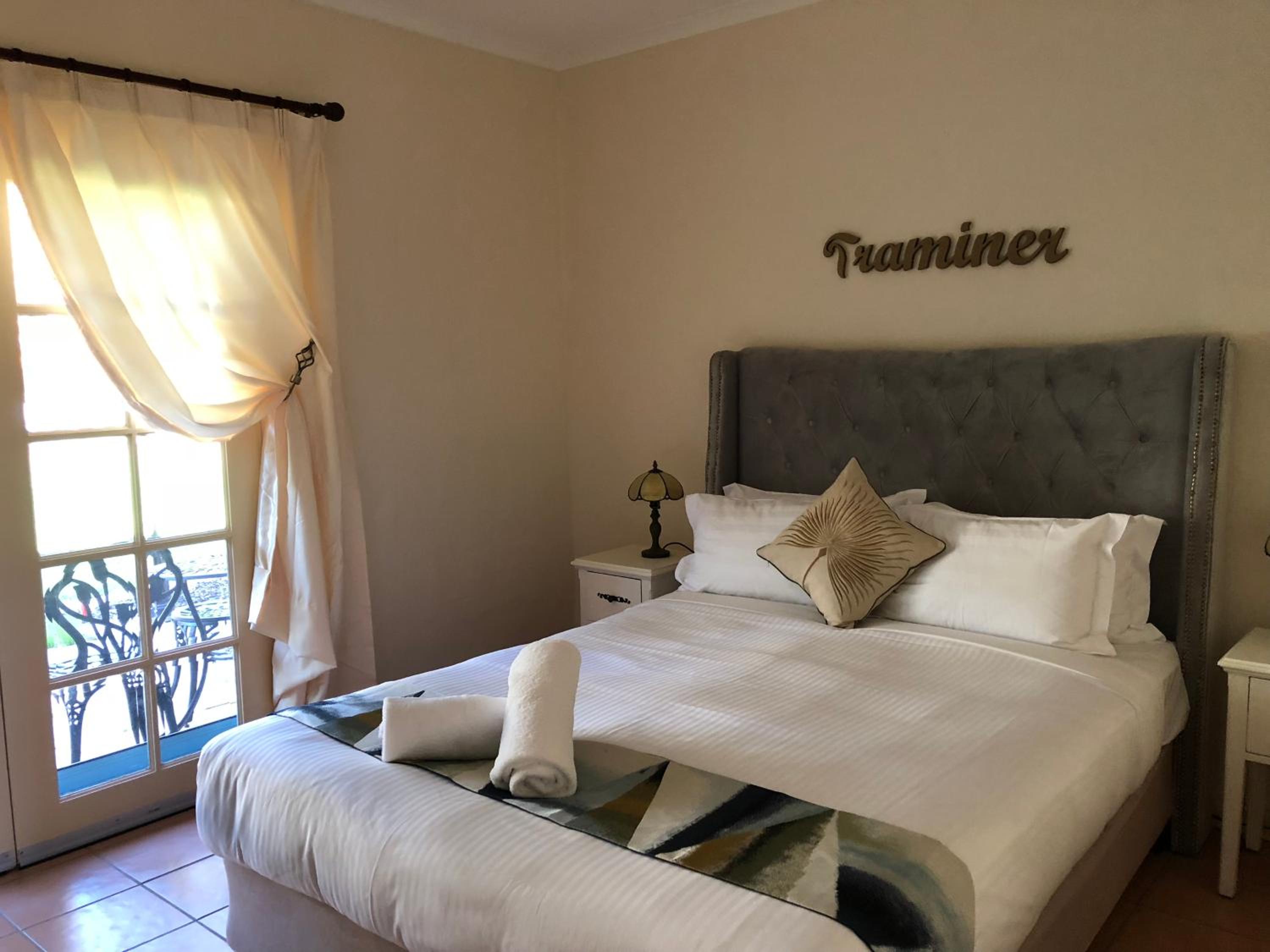 Deluxe Queen Suite - Photo 5